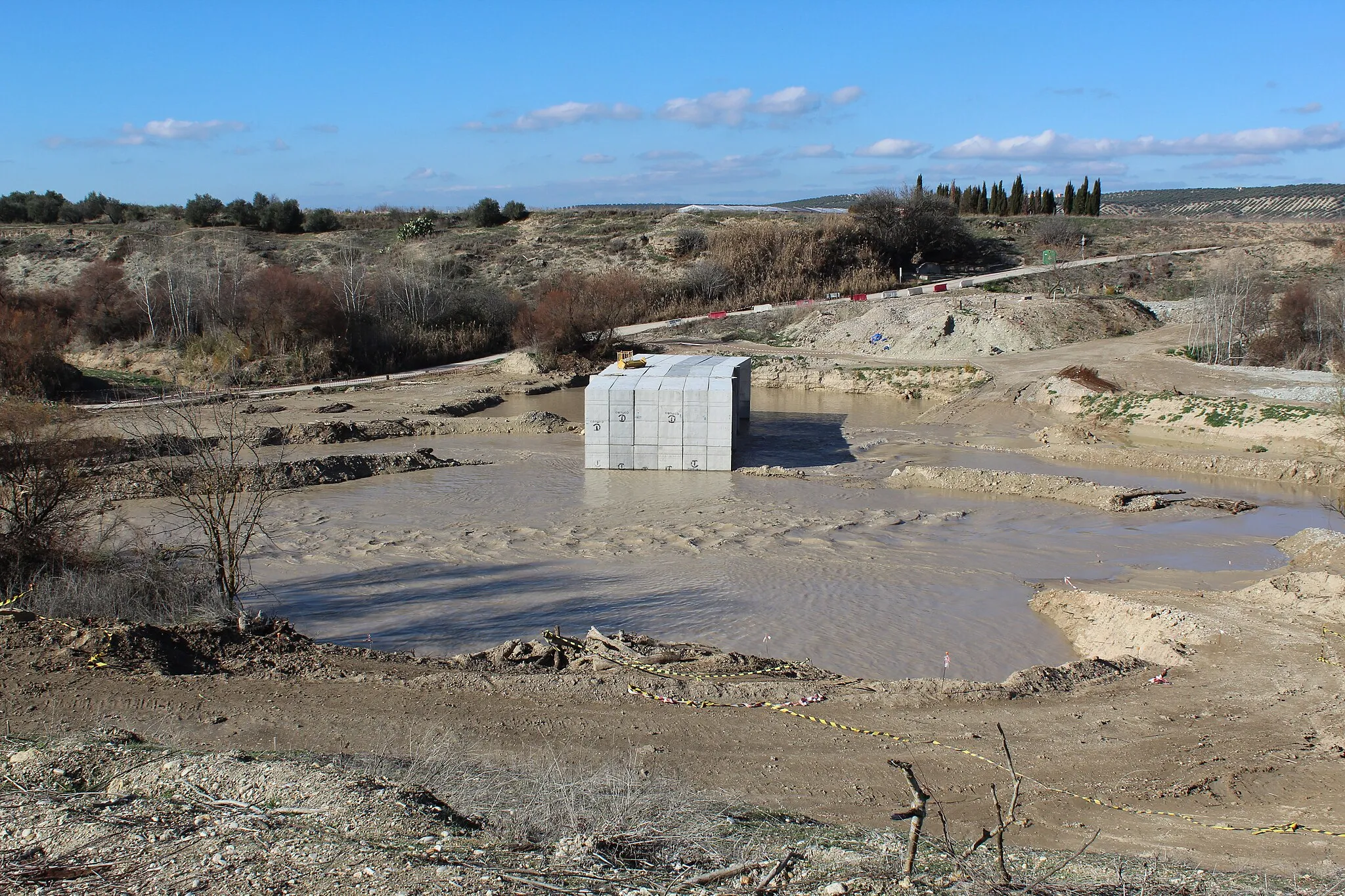 Photo showing: Bloques prefabricados de hormigón sobre el río Guadalquivir, entre las localidades de Vados de Torralba y Campillo del Río.