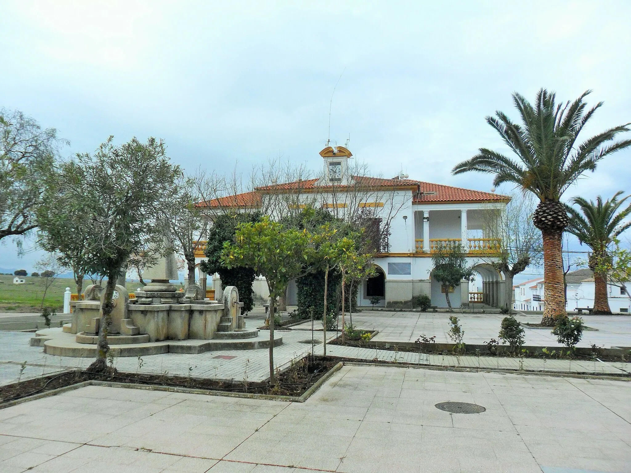 Photo showing: Ayuntamientoy plaza delpueblo.
