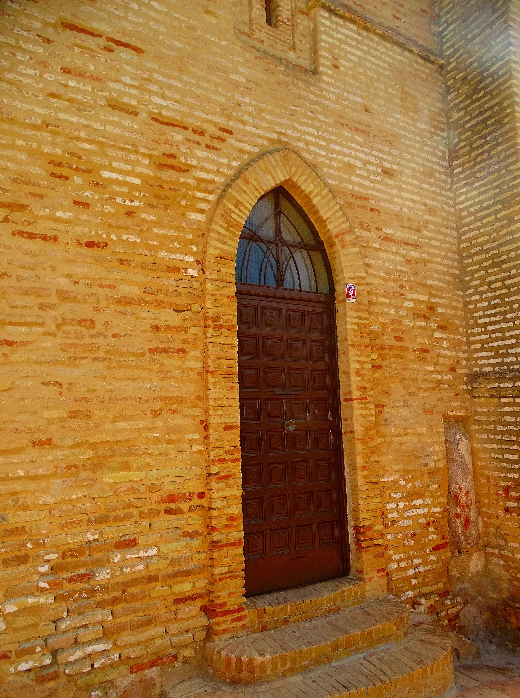 Photo showing: Una de las puertas laterales de la Iglesia de San Pedro, en Huelva.