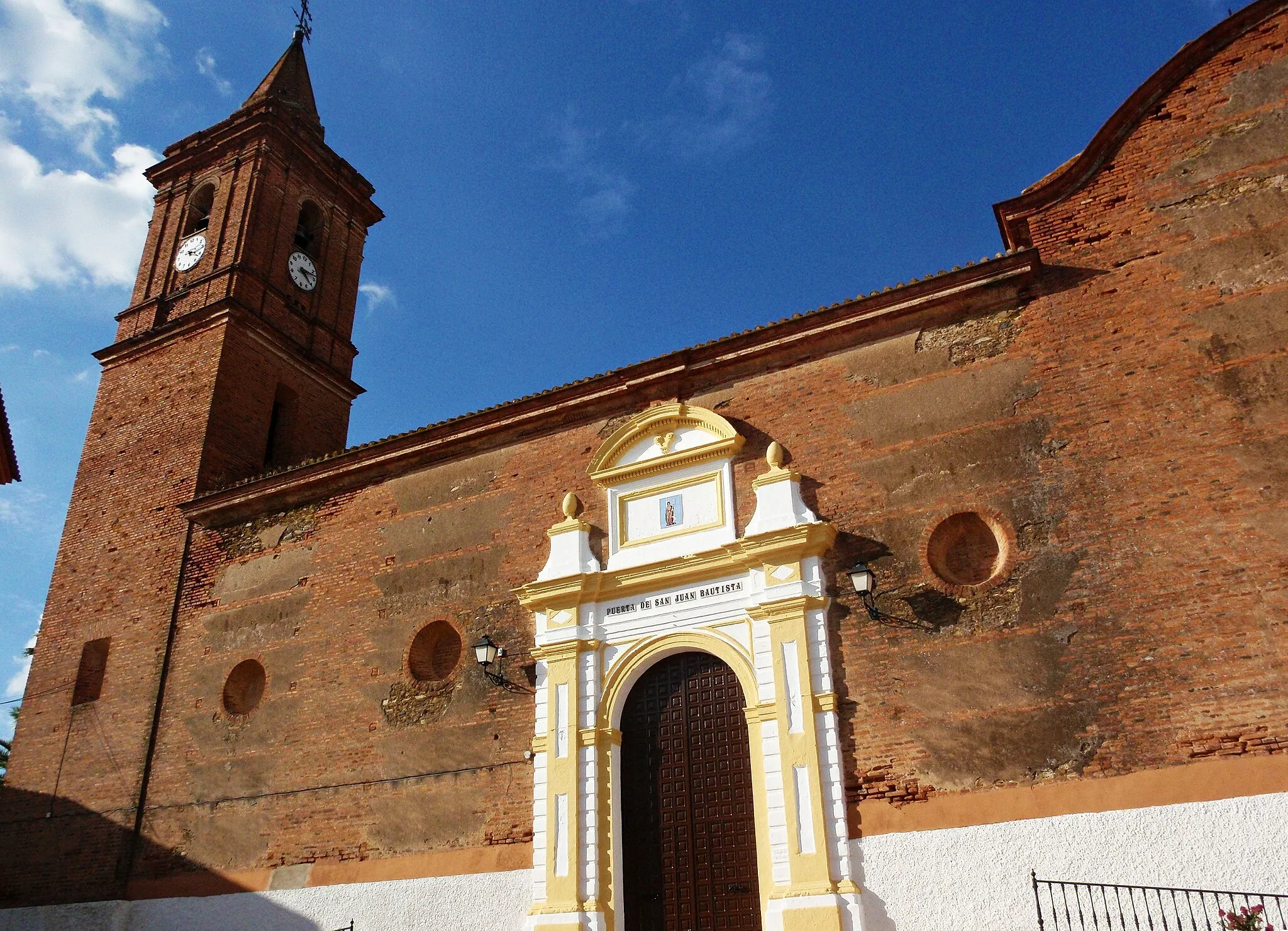 Photo showing: Vista lateral de la Iglesia de Nuestra Señora de Gracia en Alosno (Huelva, España).