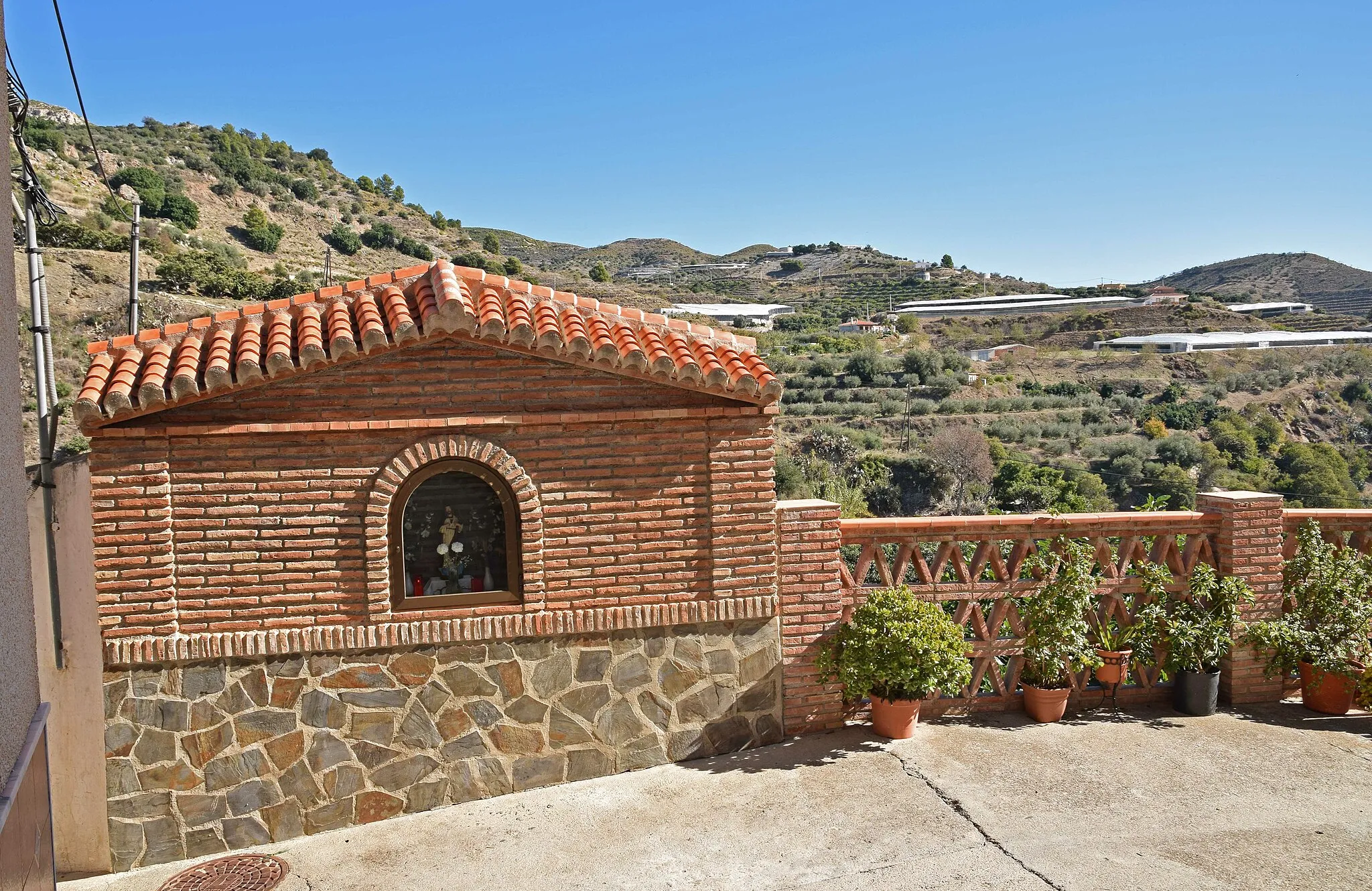 Photo showing: Altar and fields east of Ítrabo, seen from Calle Ofra