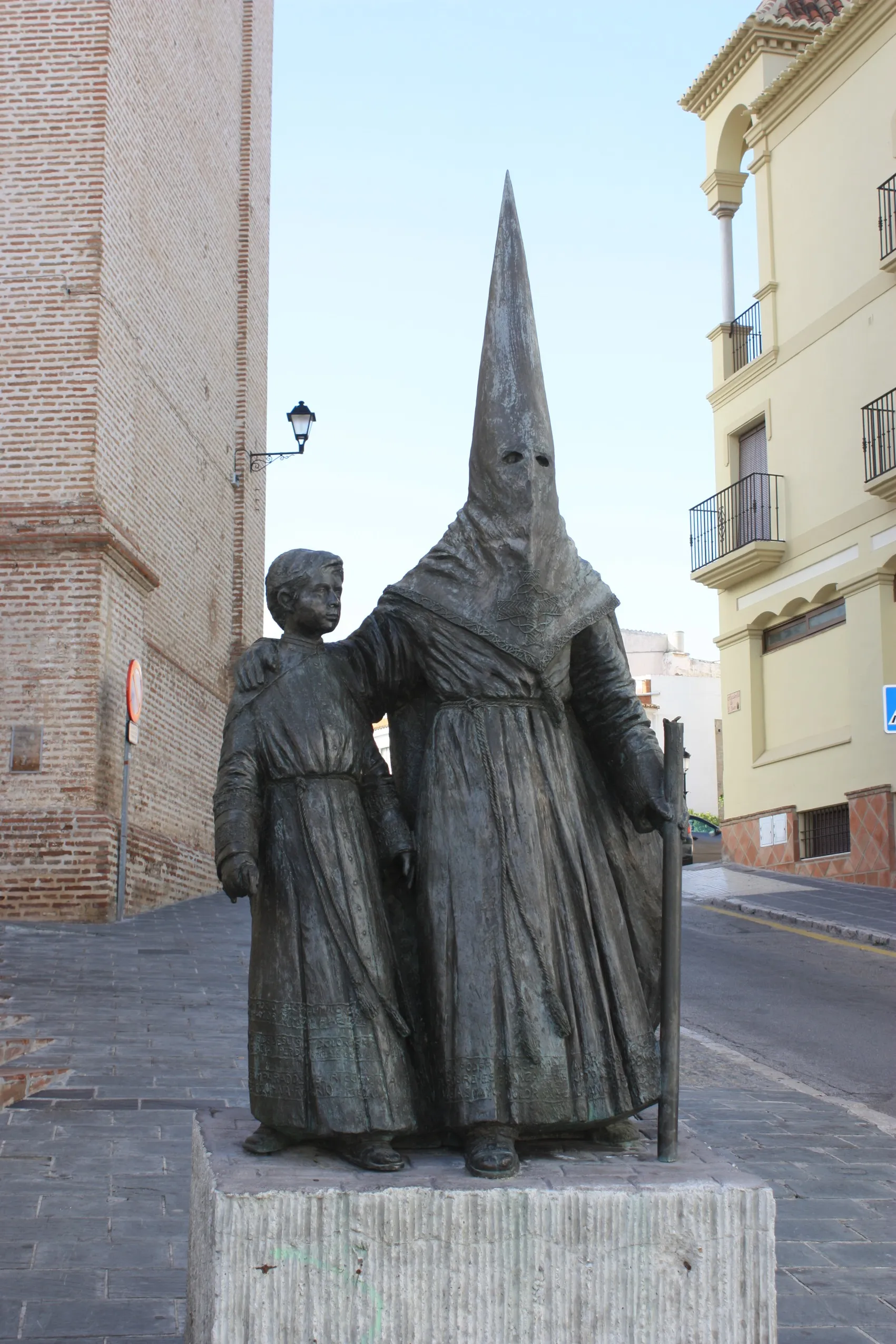 Photo showing: Vélez-Málaga, statue beside the church of San Juan Bautista