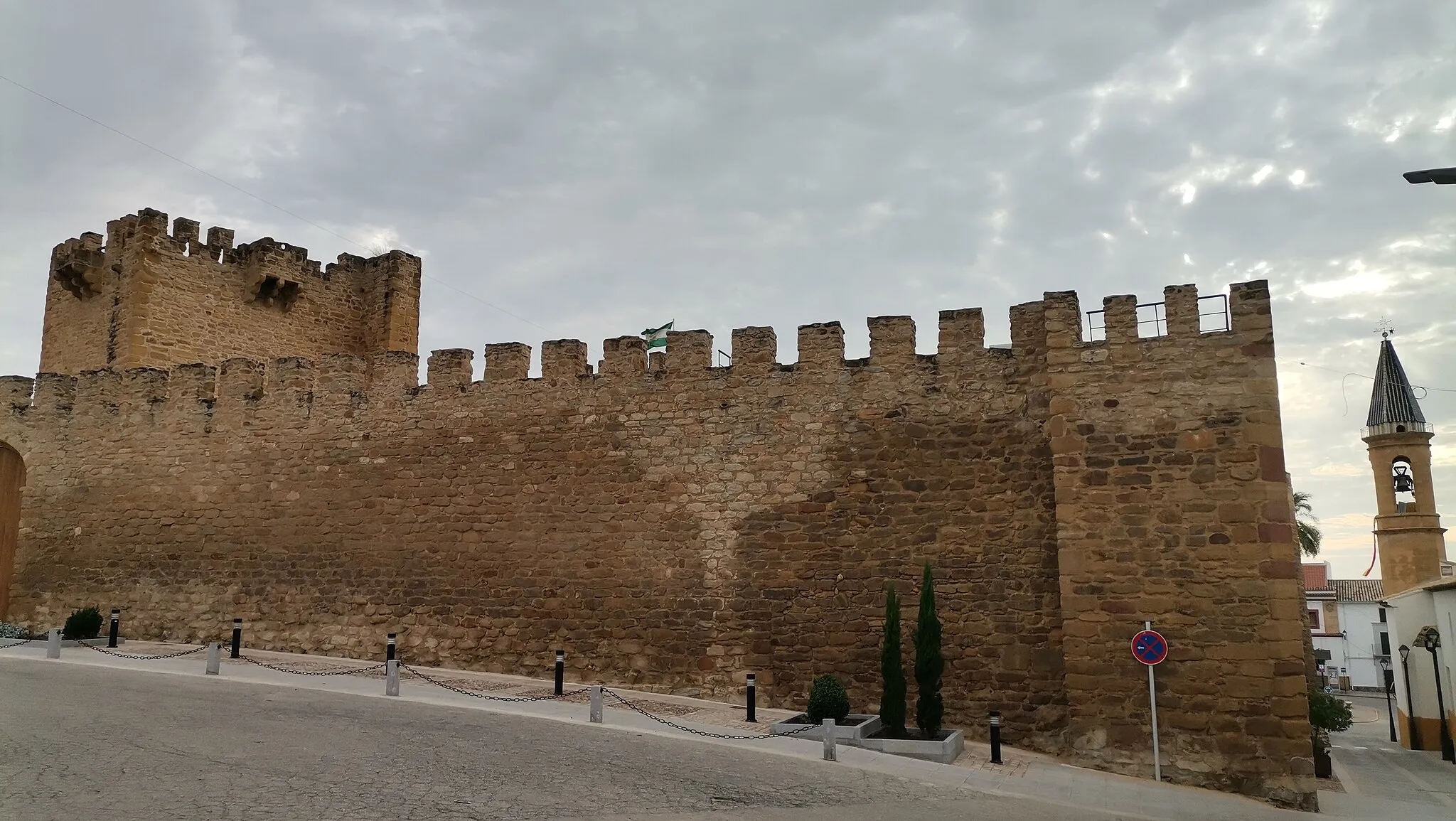 Photo showing: Castillo mas Torre iglesia de Lopera