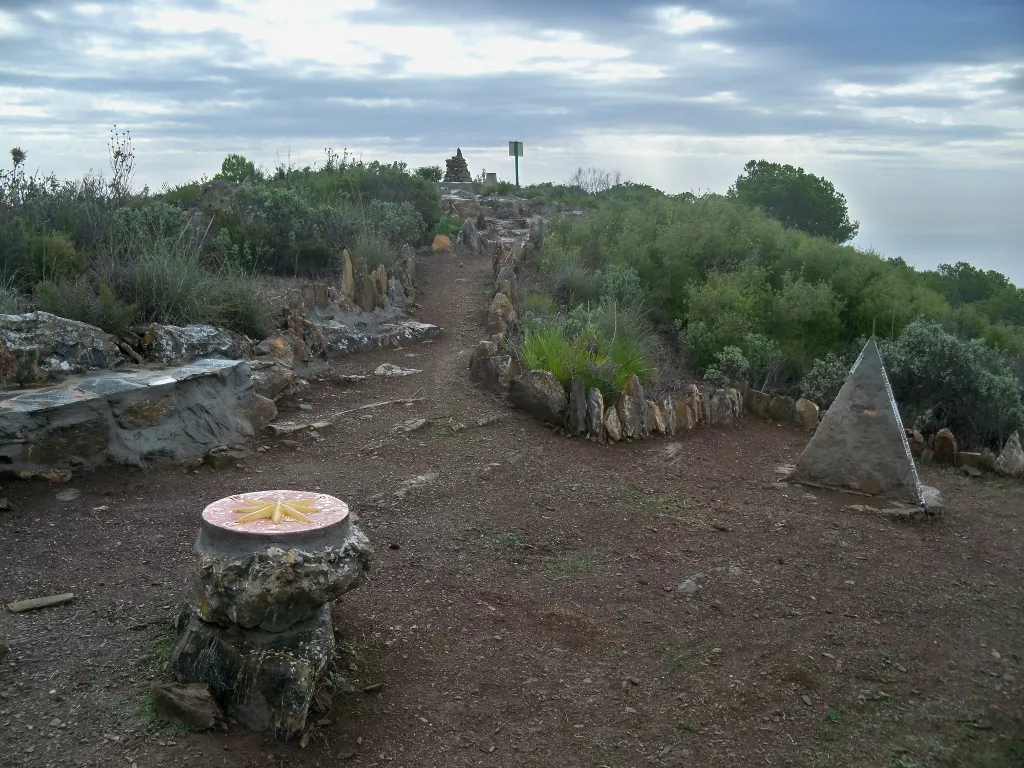 Photo showing: Mirador de la Unidad, built by volunteers on Monte Matanza, in Montes de Málaga Natural Park, Spain. Panoramic view of the Natural Park, the sea, city of Málaga, Axarquía and other areas of the province of Málaga.