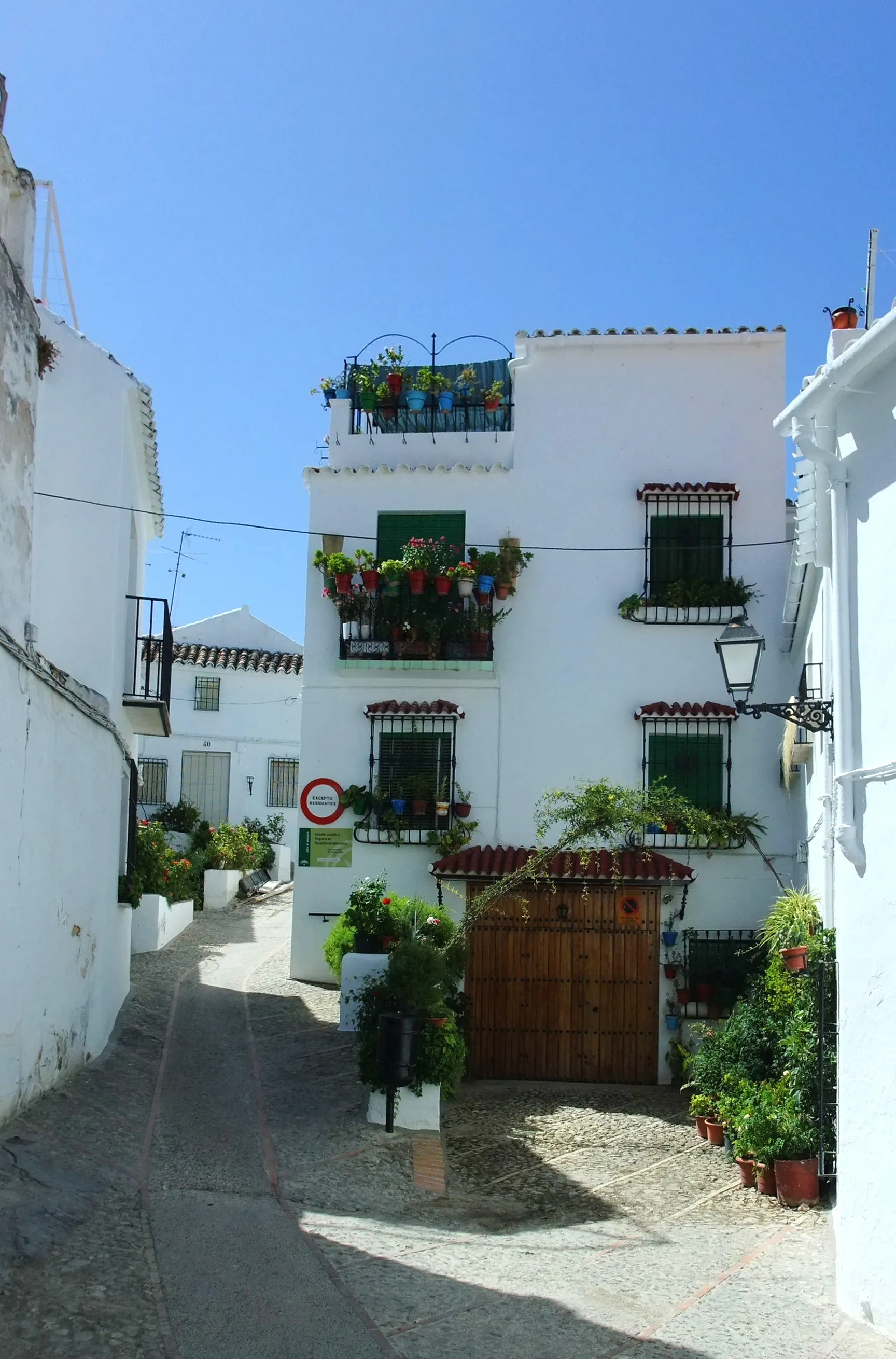Photo showing: Narrow street in Zuheros, Province Córdoba in Spain