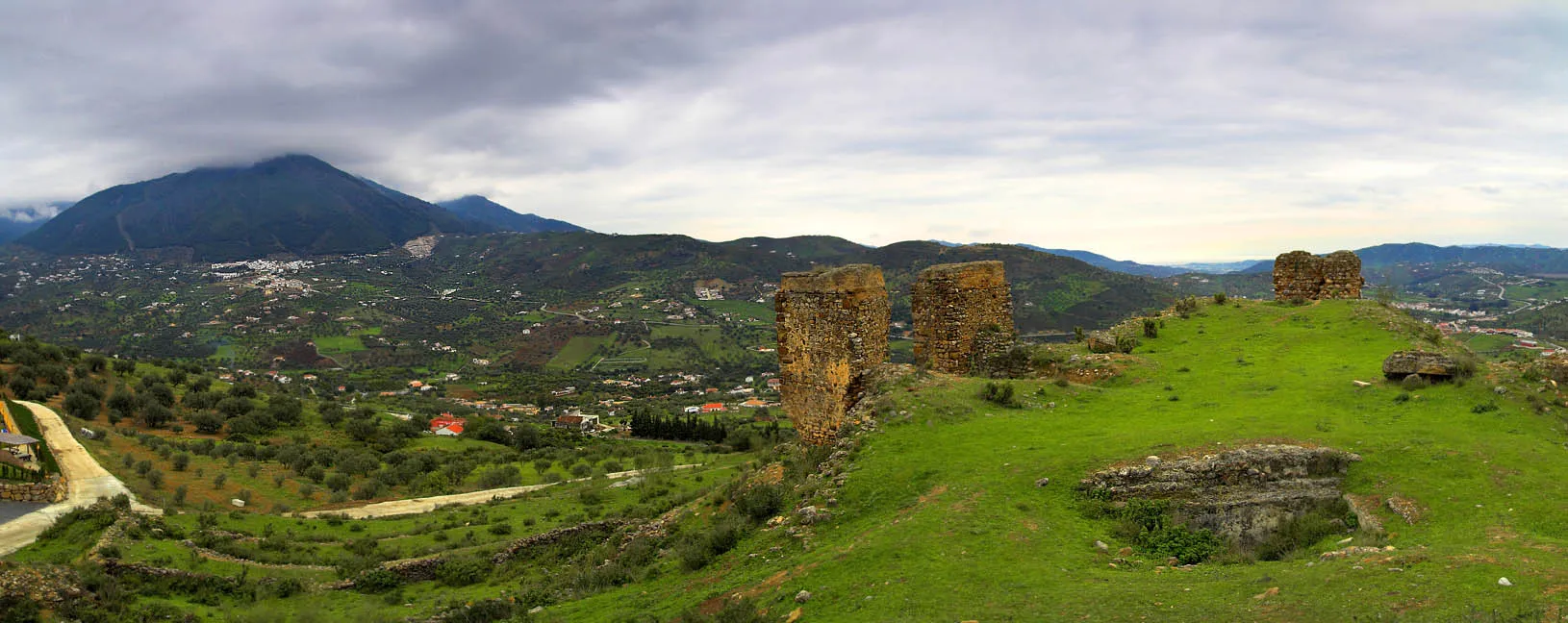 Photo showing: Panorámica de las ruinas del Castillo de Zalía, al fondo, Sierra Tejeda y los pueblos de Alcaucín y Canillas de Aceituno (Málaga).