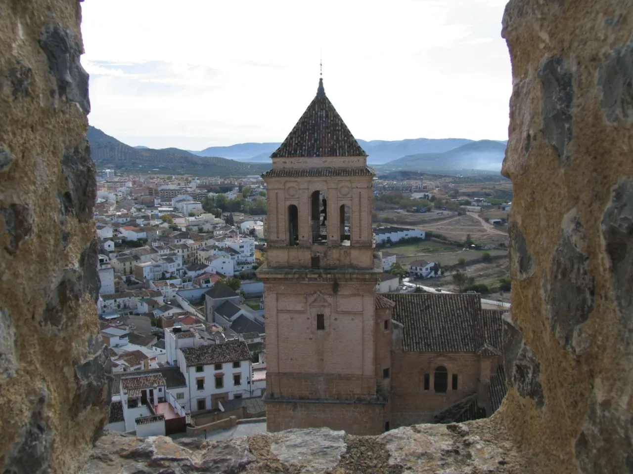 Photo showing: Torre de la iglesia desde el castillo de Alcaudete