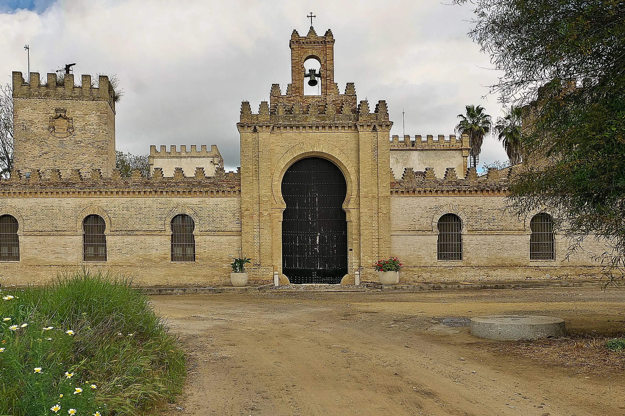 Photo showing: Fachada del caserío de Castilleja de Talhara, con orígenes en el caballero veinticuatro Alonso Fernández de Fuentes (1369).