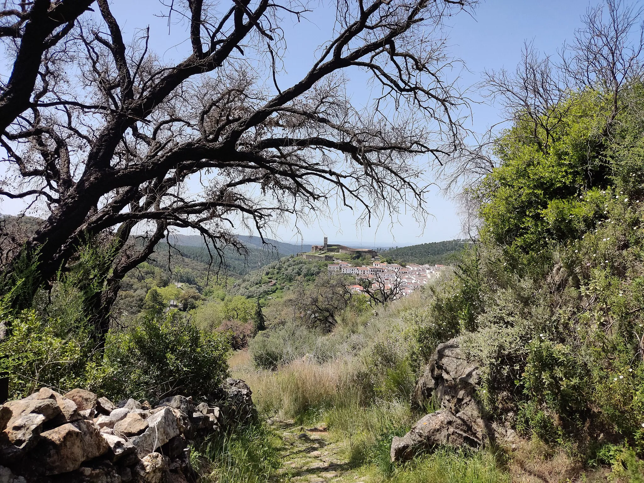 Photo showing: Vista de Almonaster la Real desde el camino de una ruta senderista