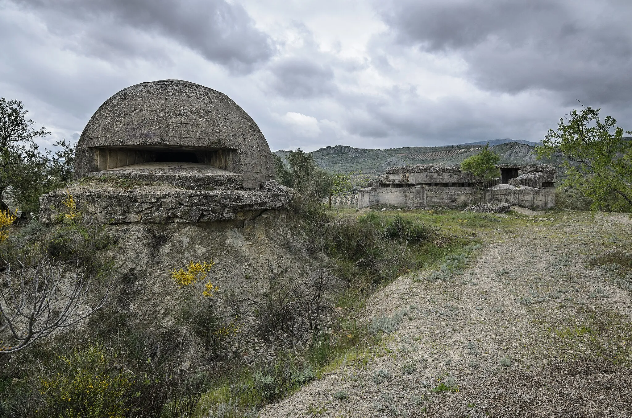 Photo showing: Group of bunkers in Cerro del Aceitunillo in Luque, Cordoba, Spain. Exterior view of a bunker.