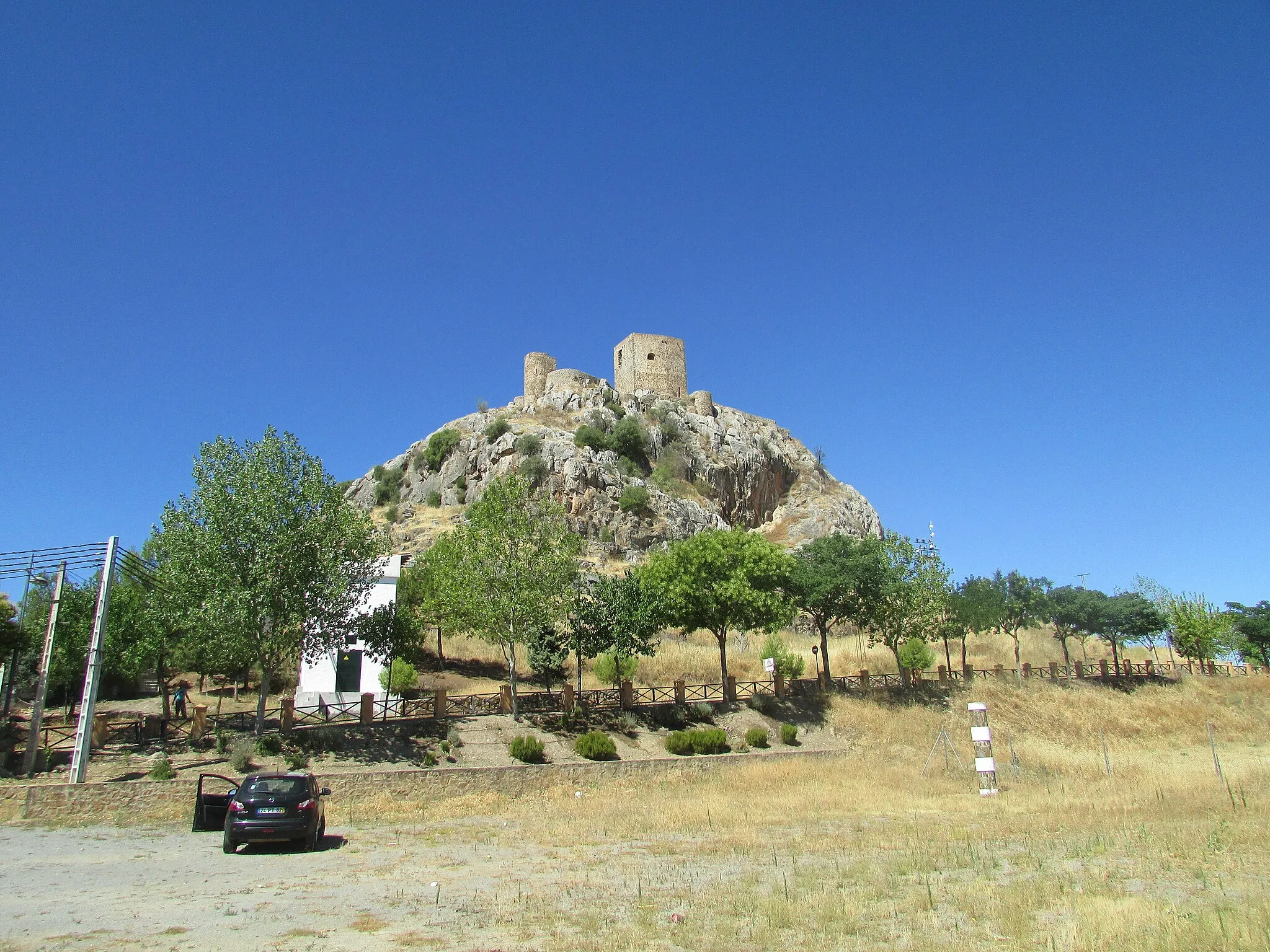 Photo showing: A view looking eastwards to the Castle of Belmez (Castillo de Belmez) which is a small fortress located in Bélmez in the Province of Córdoba, Spain.