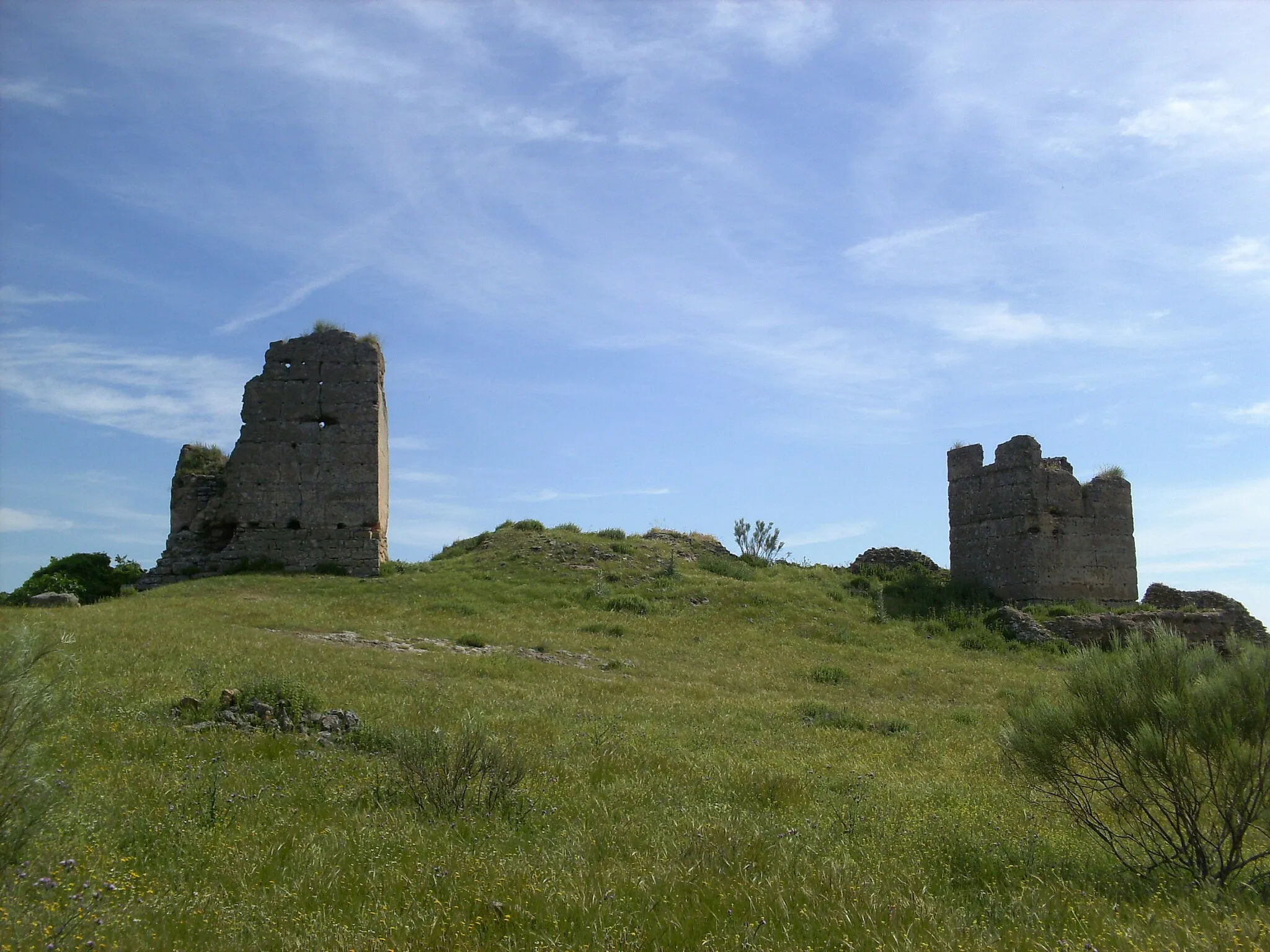 Photo showing: Castillo de Giribaile, en Vilches. Torre oriental (izquierda) y aljibe (derecha).