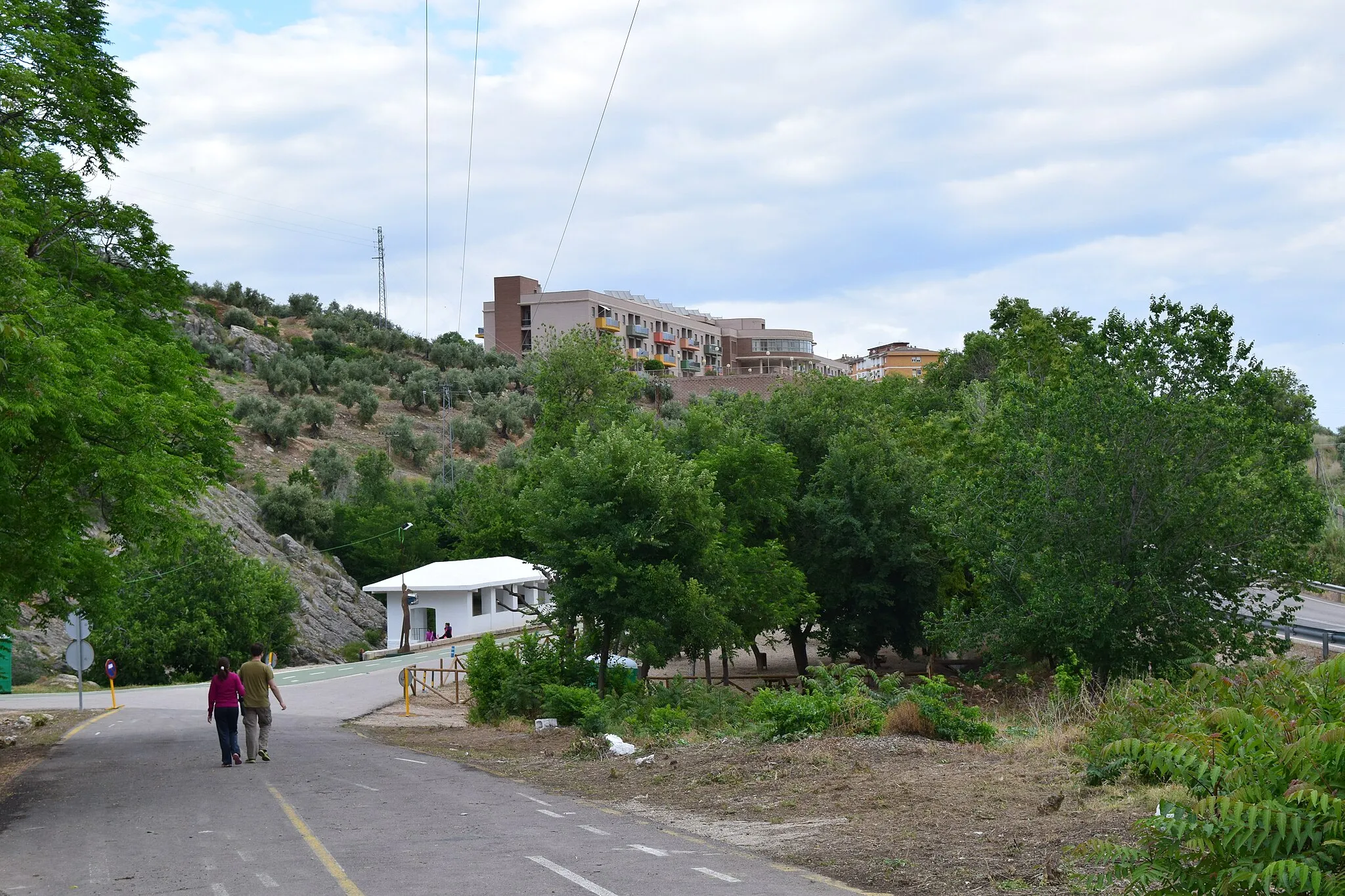 Photo showing: Lavadero y área recreativa de la Fuente de la Peña desde la Vía Verde, con La Glorieta al fondo