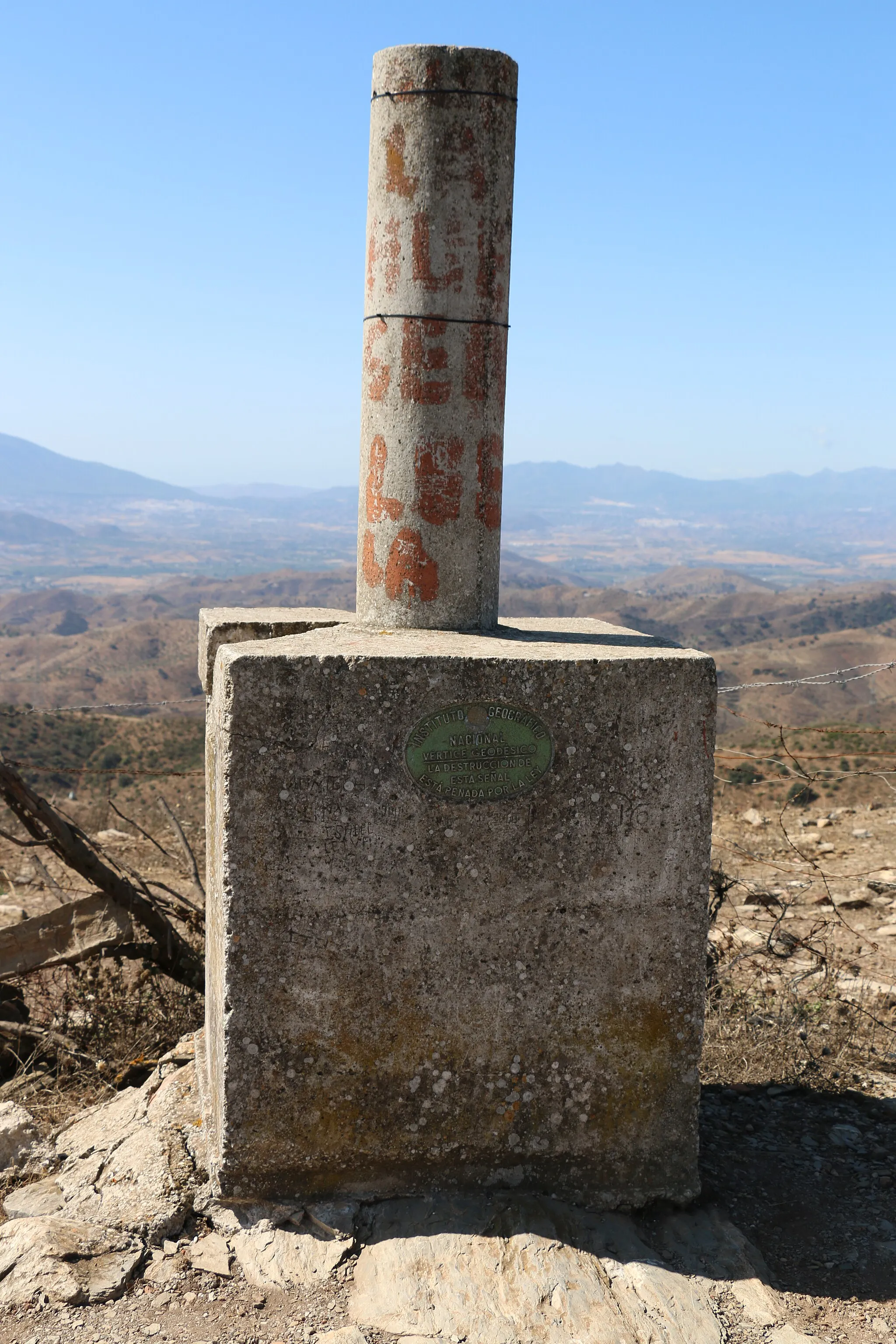 Photo showing: Punto geodésico y Cima del Cerro de Santi Petri. Es la parte más alta y dónde estaba situado el Castillo y donde aún quedan algunos restos mínimos del muro o murallas del castillo.