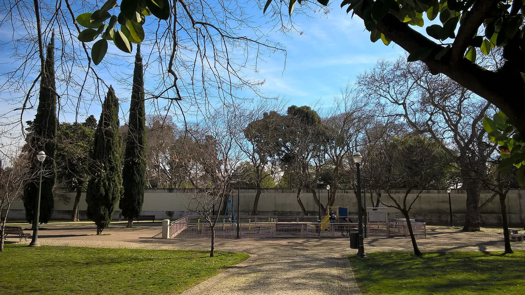 Photo showing: Jardim Elisa Baptista de Sousa Pedroso, em Lisboa, com o parque infantil ao centro
