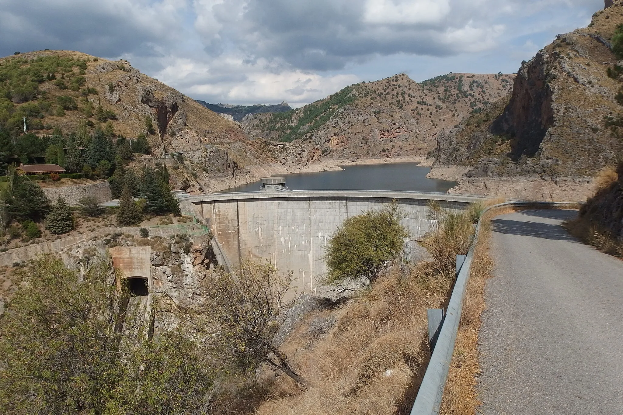 Photo showing: Quéntar Reservoir