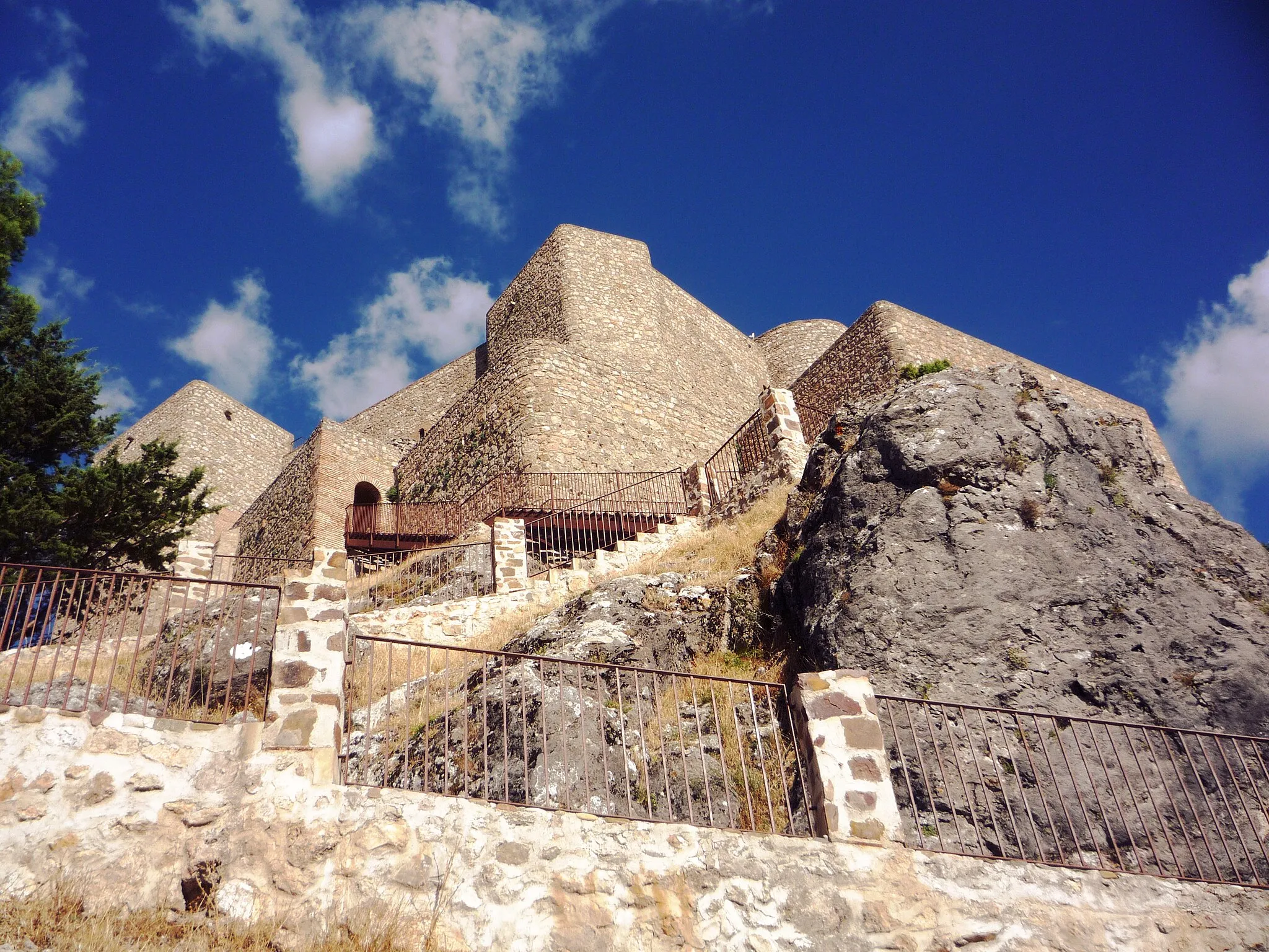 Photo showing: Auch unterhalb des Eingangs warten noch steile Treppen, um die Burg zu erklimmen.

See more about in a related article (DE) of my travelblog.