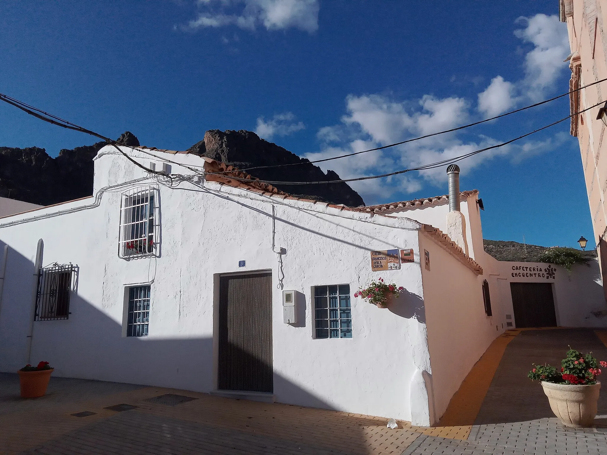 Photo showing: Calles de Lucainena de las Torres, municipio que pertenece a "Los pueblos más bonitos de España". Destacan las calles estrechas con casas encaladas y decoradas con macetas