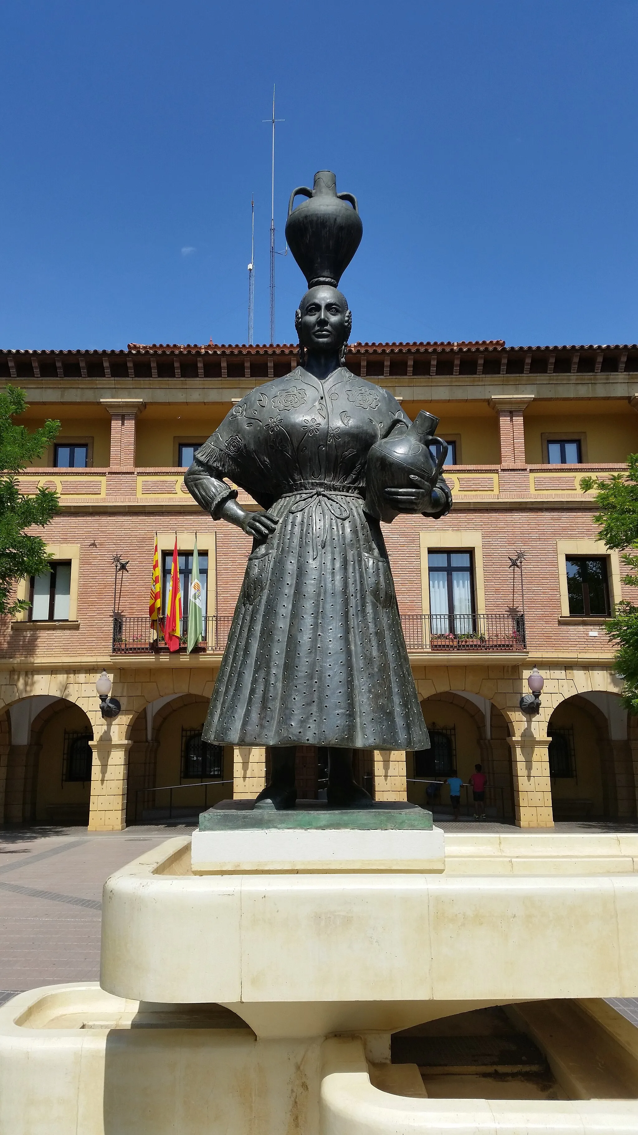 Photo showing: Fraga - Ayuntamiento y monumento a las donas de faldetes