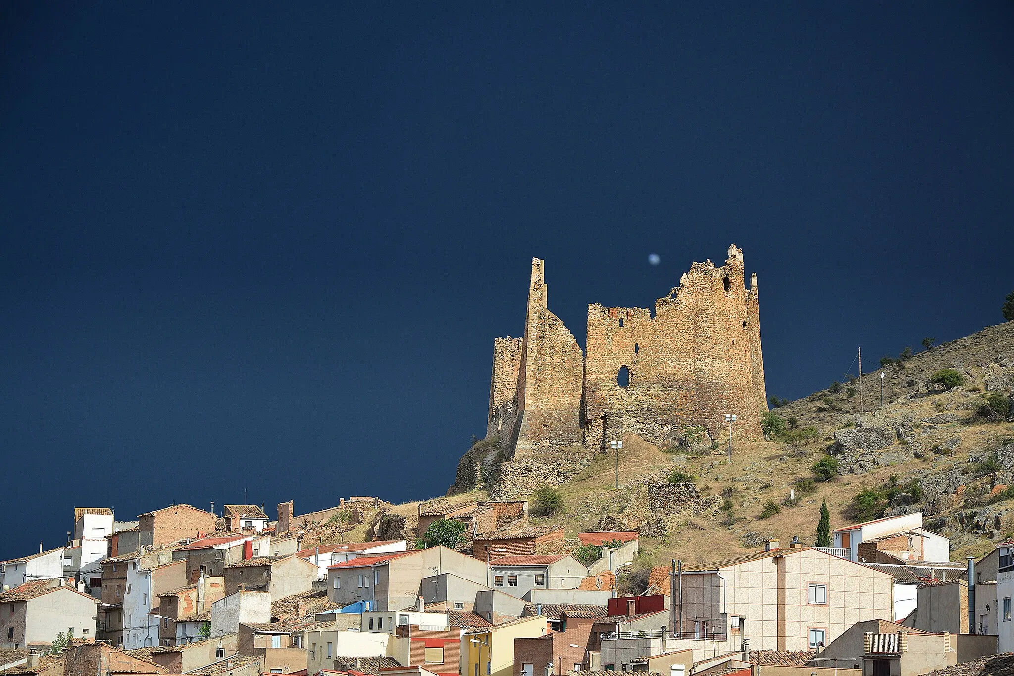 Photo showing: Jarque de Moncayo asienta su caserío bajo su imponente castillo que actualmente se halla en estado de ruina. El origen de Jarque puede proceder, según algunos historiadores, de la palabra exárico: vasallo o colono mudéjar. Es muy probable, ya que se tiene constancia de que mayoritariamente su población profesaba la religión islámica y el urbanismo de la población es el típico musulmán desordenado y de callejuelas sinuosas.
De esta ocupación mayoritaria mudéjar proviene la tradición alfarera del lugar. En las calles podemos encontrar topónimos como Alfajarín, que hace referencia a la calle del gremio de los alfareros, o La Tejera, lugar donde se fabricaban tejas.
El castillo, cuya construcción es atribuida a Lope Fernández de Luna, debió de levantarse a mediados del siglo XIV tras la Guerra de los Dos Pedros contra Castilla. Es de mampostería, con cuatro torreones en forma tronco-cónica y con almenas apuntadas, netamente mudéjares.

Además en la parte inferior de la población se encuentra la iglesia parroquial de la Presentación de la Virgen, un edificio barroco con notable torre