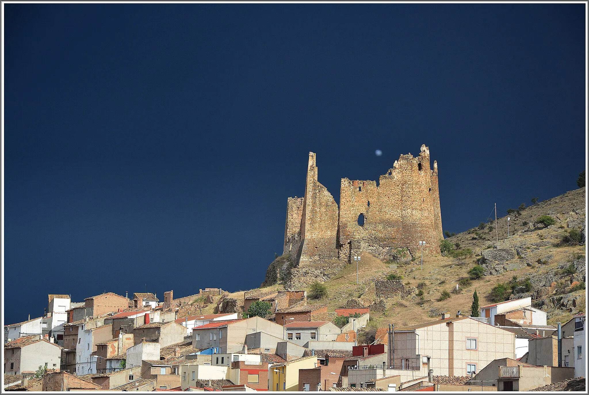 Photo showing: Jarque de Moncayo asienta su caserío bajo su imponente castillo que actualmente se halla en estado de ruina. El origen de Jarque puede proceder, según algunos historiadores, de la palabra exárico: vasallo o colono mudéjar. Es muy probable, ya que se tiene constancia de que mayoritariamente su población profesaba la religión islámica y el urbanismo de la población es el típico musulmán desordenado y de callejuelas sinuosas.
De esta ocupación mayoritaria mudéjar proviene la tradición alfarera del lugar. En las calles podemos encontrar topónimos como Alfajarín, que hace referencia a la calle del gremio de los alfareros, o La Tejera, lugar donde se fabricaban tejas.
El castillo, cuya construcción es atribuida a Lope Fernández de Luna, debió de levantarse a mediados del siglo XIV tras la Guerra de los Dos Pedros contra Castilla. Es de mampostería, con cuatro torreones en forma tronco-cónica y con almenas apuntadas, netamente mudéjares.

Además en la parte inferior de la población se encuentra la iglesia parroquial de la Presentación de la Virgen, un edificio barroco con notable torre