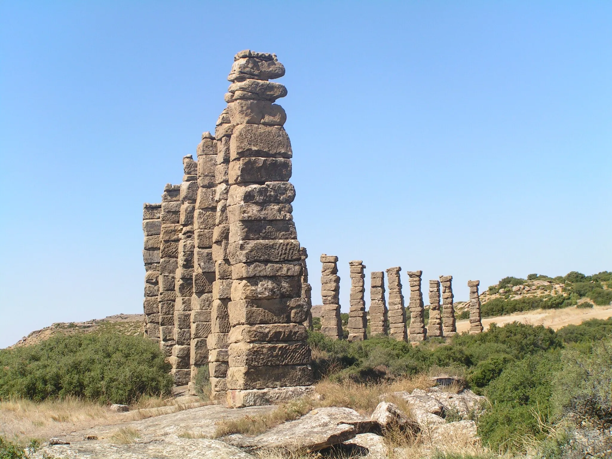 Photo showing: Pilastras d'o acueducto román d'os Bañals d'Uncastiello (Zinco Billas, Aragón), ta portar l'augua dende o río Arba de Luesia, en a Fuen d'o Diaple, sota Malpica d'Arba.