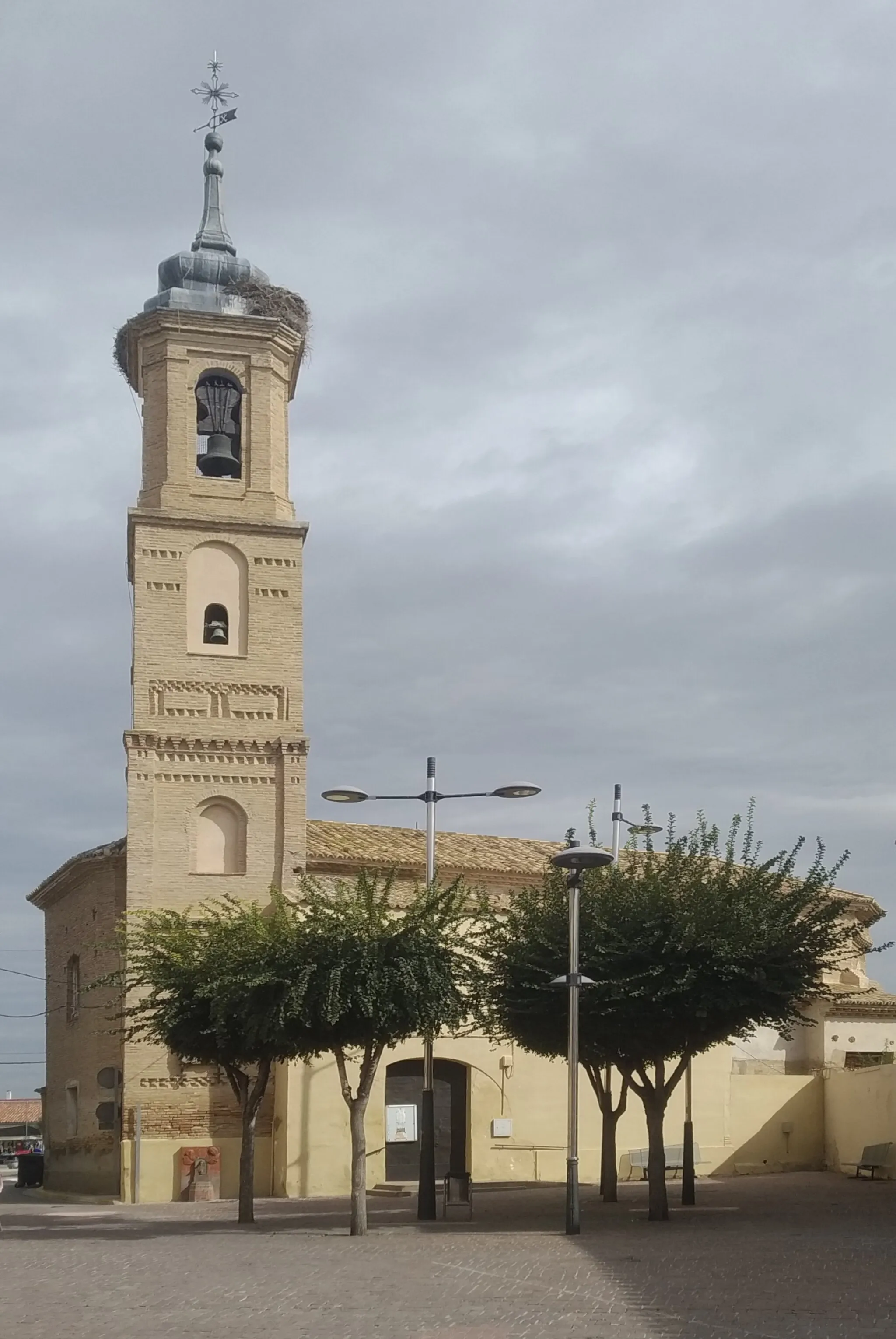 Photo showing: Vista de la iglesia de San Pedro, con la torre a la izquierda