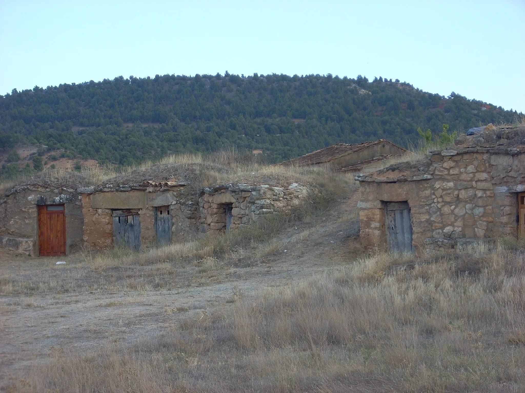 Photo showing: Bodegas de Morales con la Muela de fondo