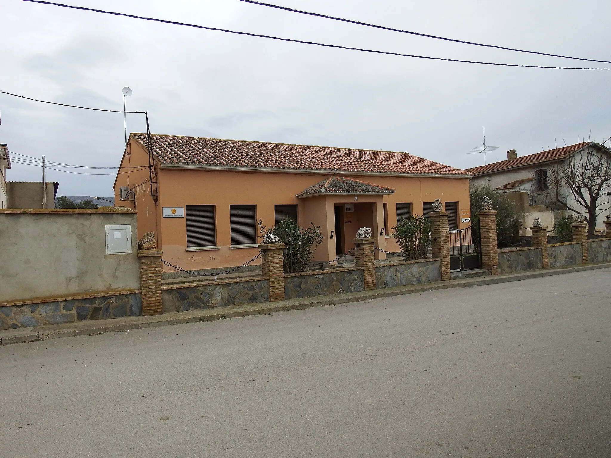 Photo showing: Escuela y Ayuntamiento de Alberuela de Tubo