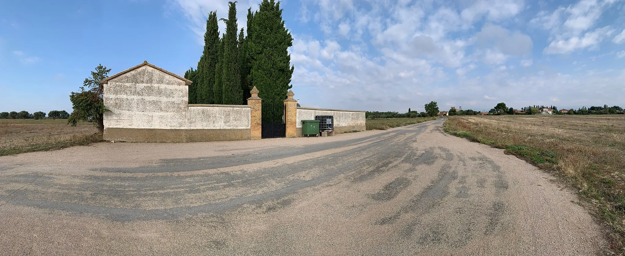 Photo showing: Fotografía panorámica del cementerio municipal de la villa de Alerre, en la provincia de Huesca, comunicad de Aragón, España