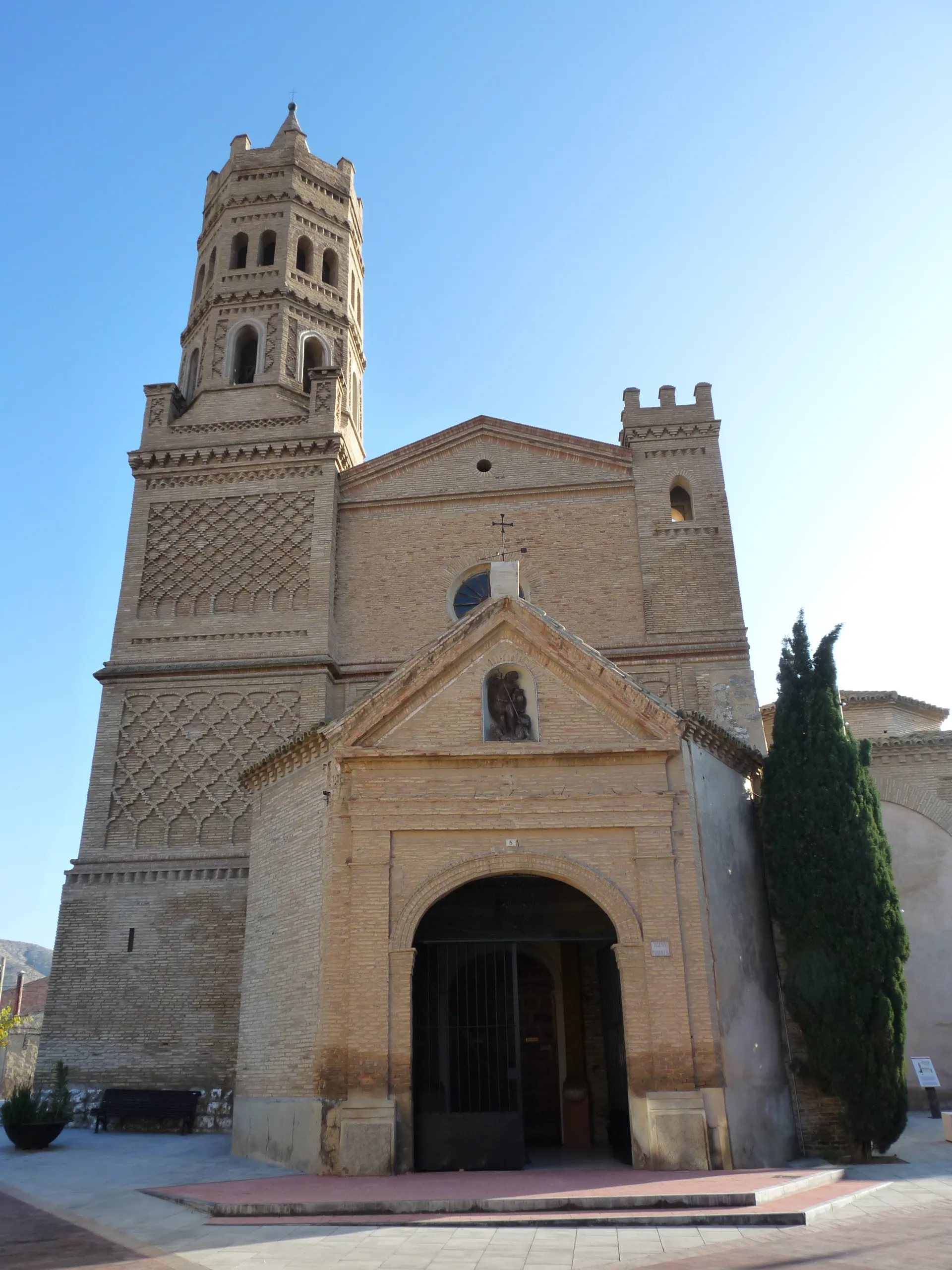Photo showing: Alfajarín - Iglesia de San Miguel Arcángel (s. XII al XVIII) - Fachada barroca con torre mudéjar