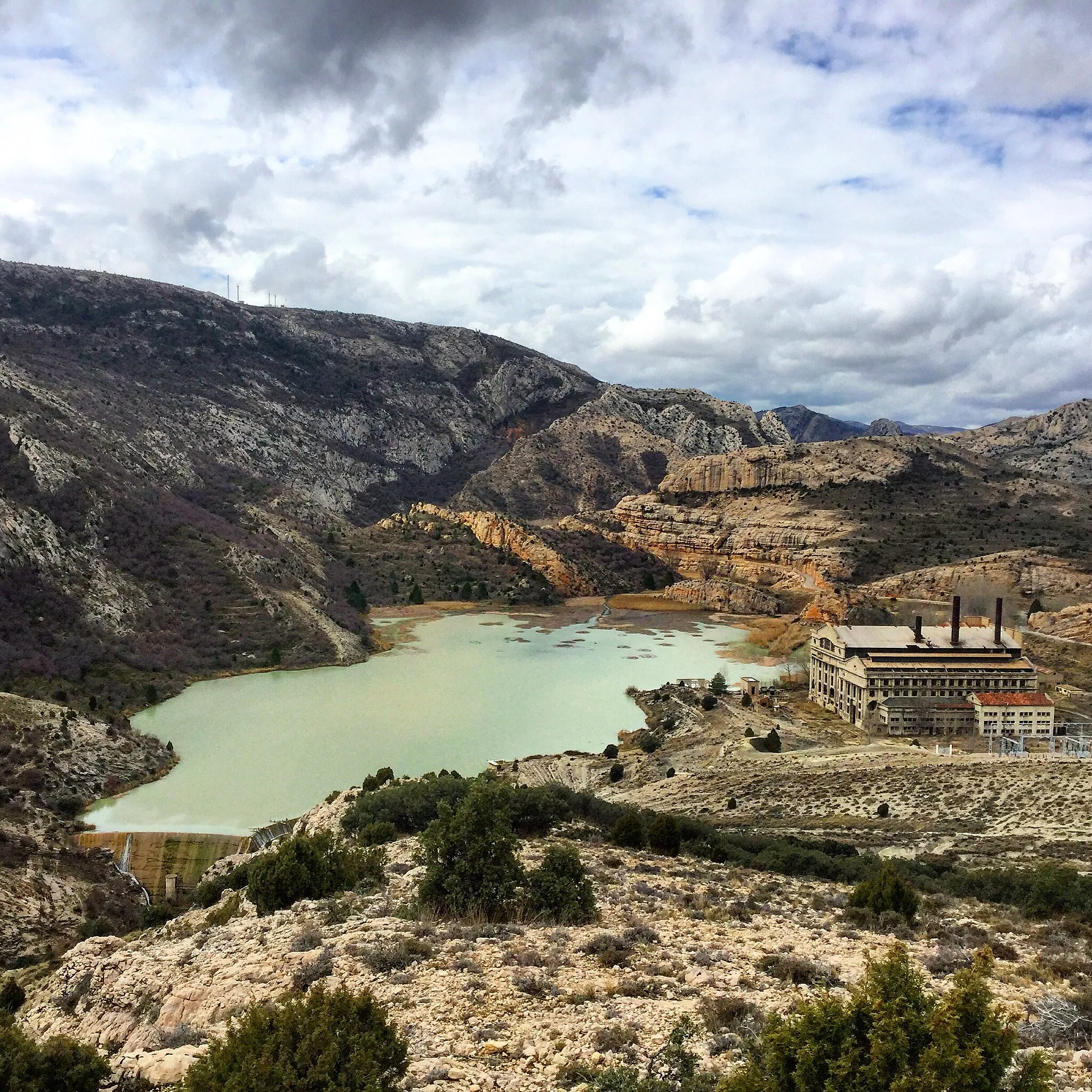 Photo showing: Reservoir (built in 1947) and thermal power station (built 1952) in Aliaga, Teruel, Spain