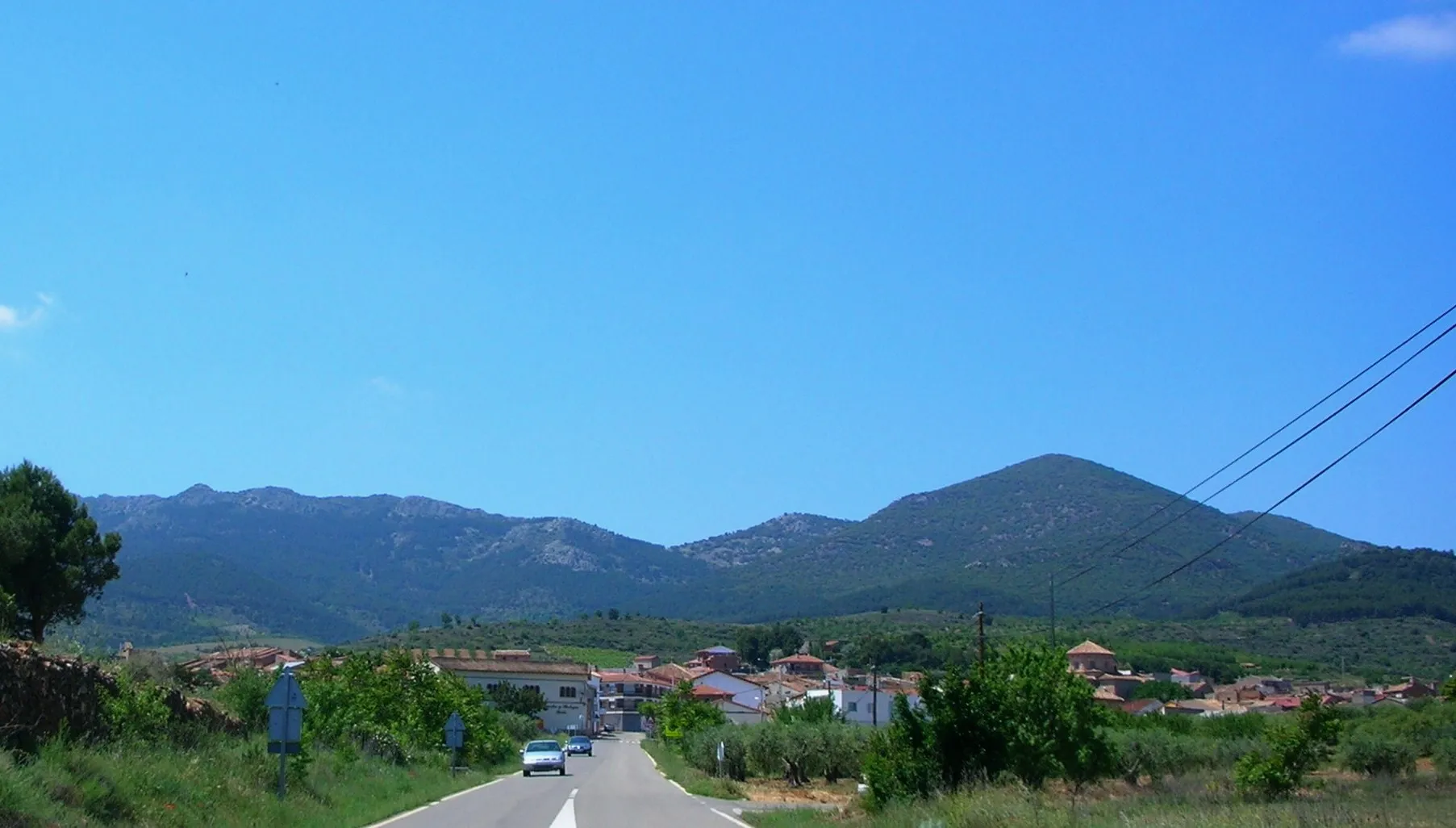 Photo showing: Sierra de Algairén rising behind Almonacid de la Sierra