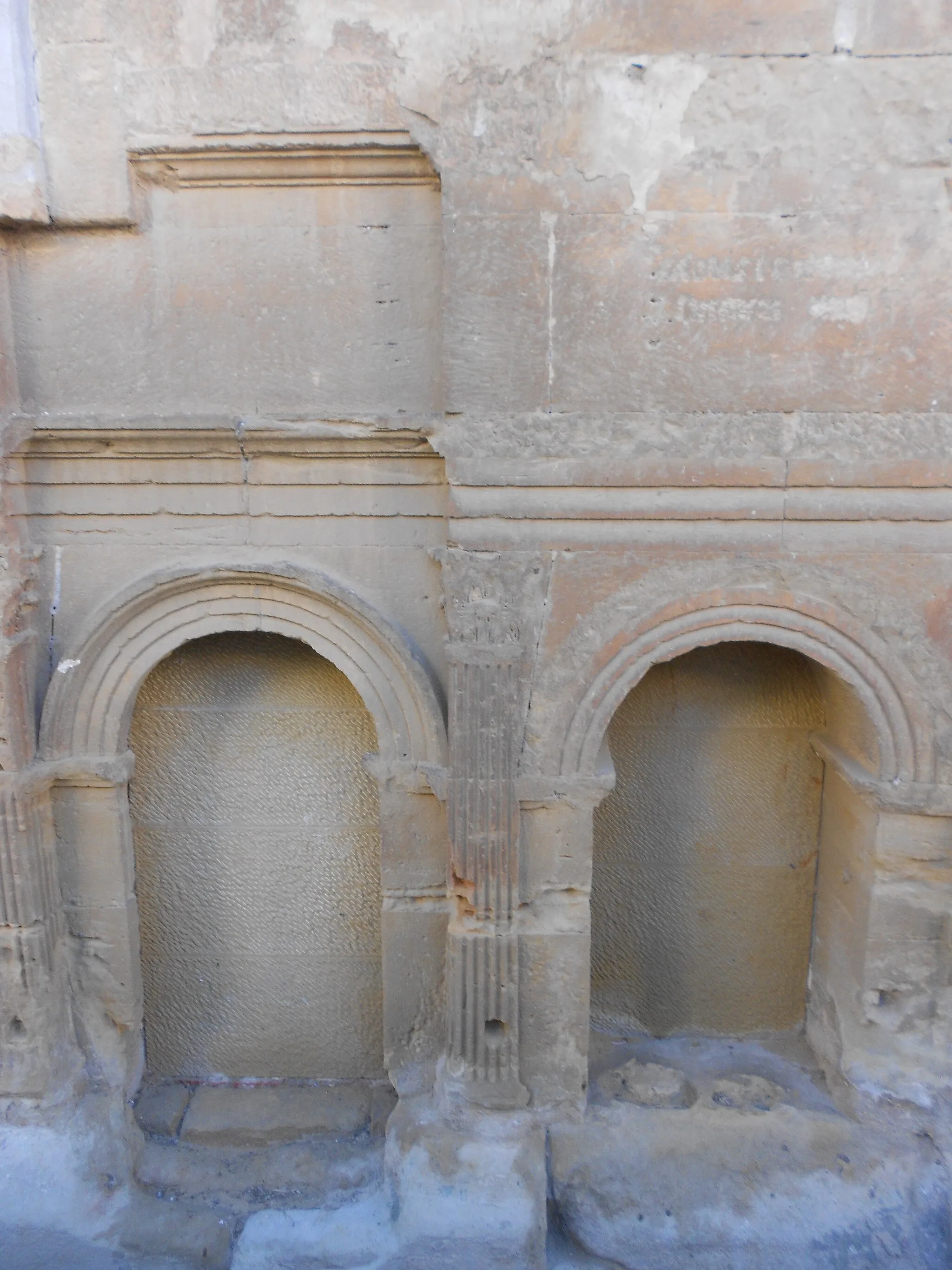 Photo showing: Roman mausoleum at Chiprana (Spain). It is integrated within the walls of the Consolación Hermitage.