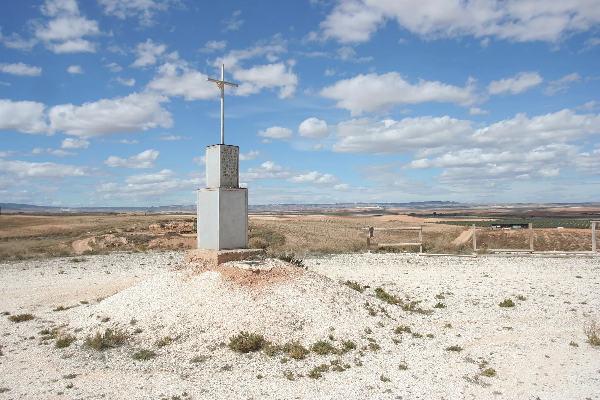 Photo showing: Codo. Cross commemorating Carlist soldiers of Tercio de Nuestra Señora de Montserrat fallen during the battle of Codo