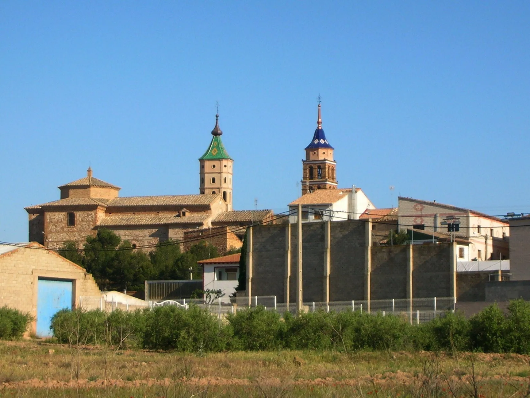 Photo showing: The two bell towers of Fuendejalon seen from the north