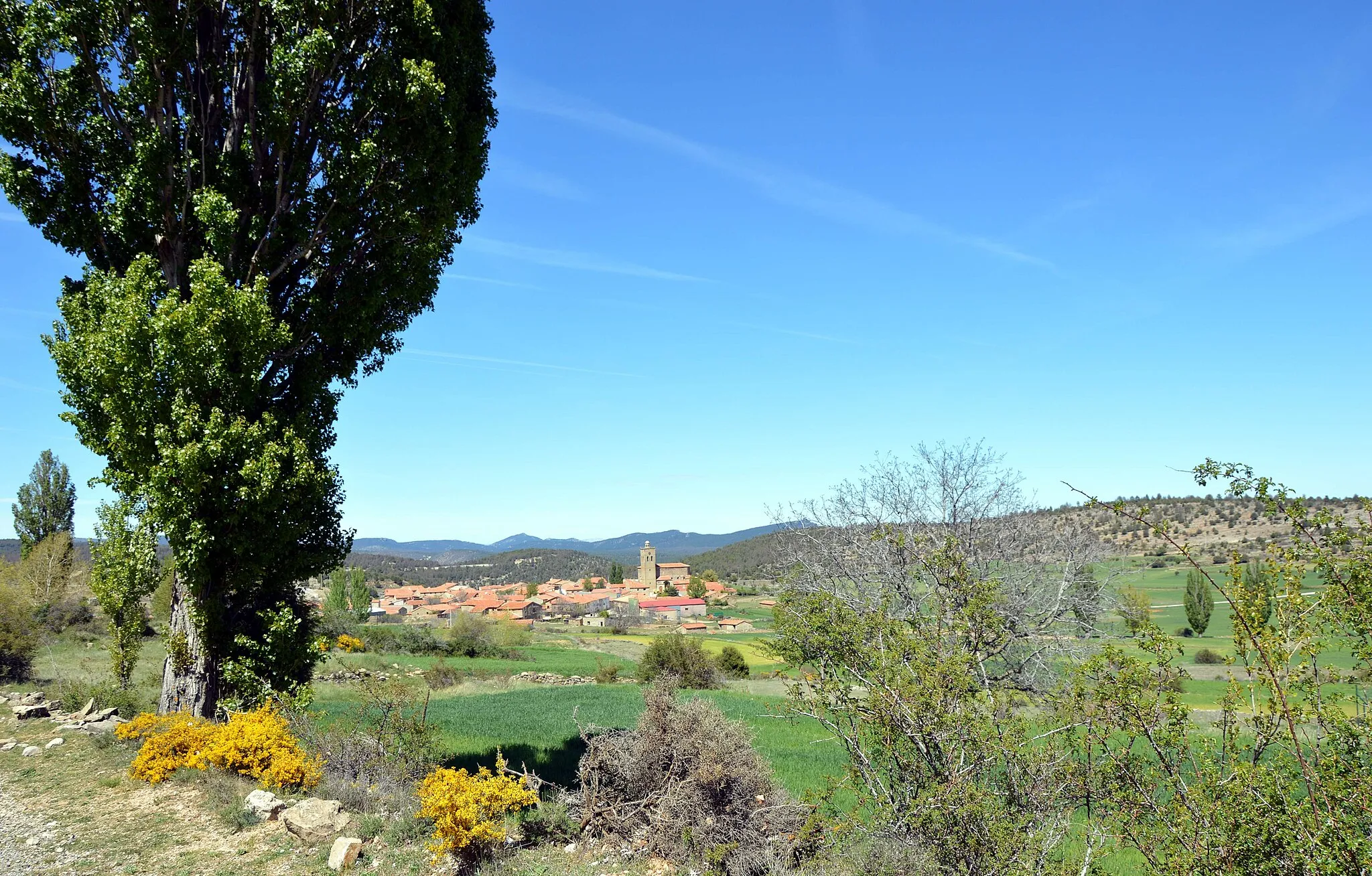 Photo showing: Vista general (meridional) de Jabaloyas (Teruel), desde la pista de Alobras (2017).