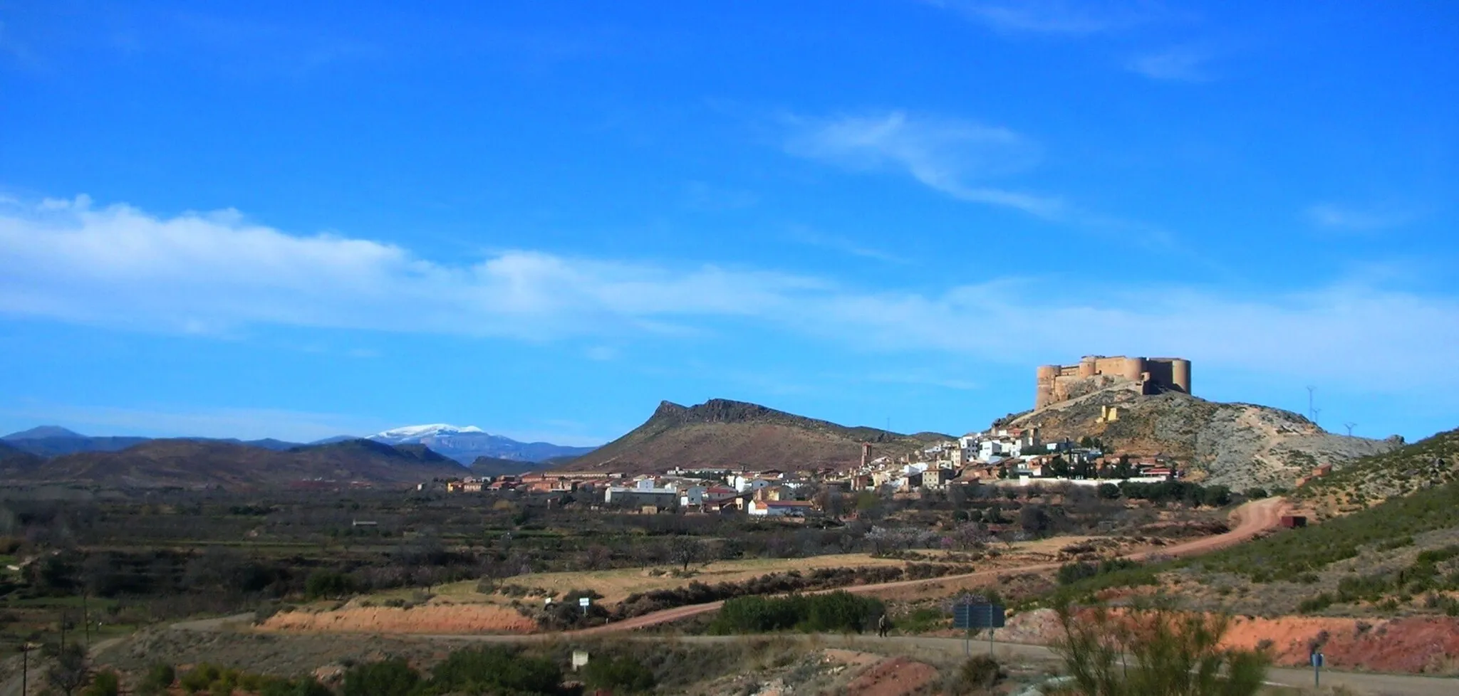 Photo showing: Mesones de Isuela town. View of the Moncayo Massif in the background