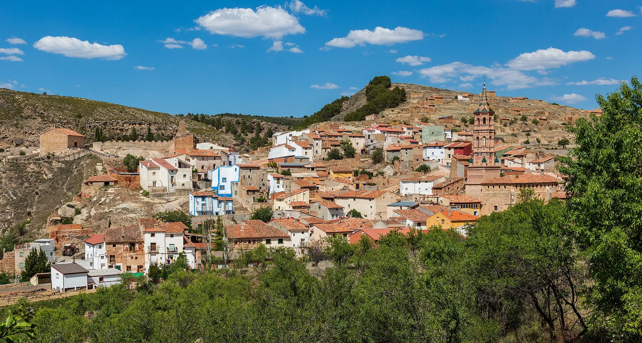 Photo showing: General view of the village of Monterde, province of Zaragoza, Aragon, Spain. The most important heritage of Monterde, that has a population of 198 (data from 2016), are the church of the Assumption (on the right) of mudéjar-style and erected in the 15th century and its medieval castle (top left) from the 14th century.