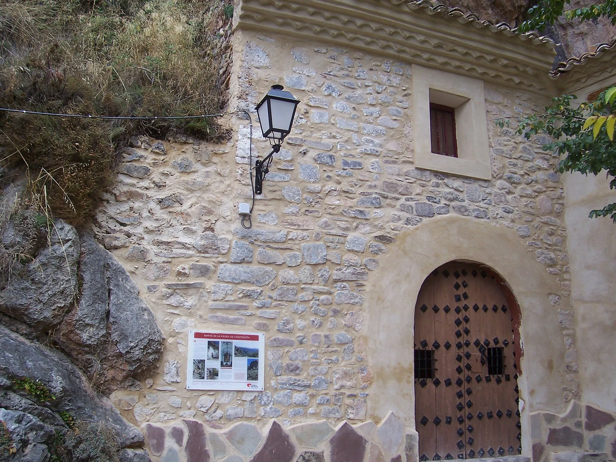 Photo showing: Portada de la ermita de la Virgen de Constantín de Purujosa.