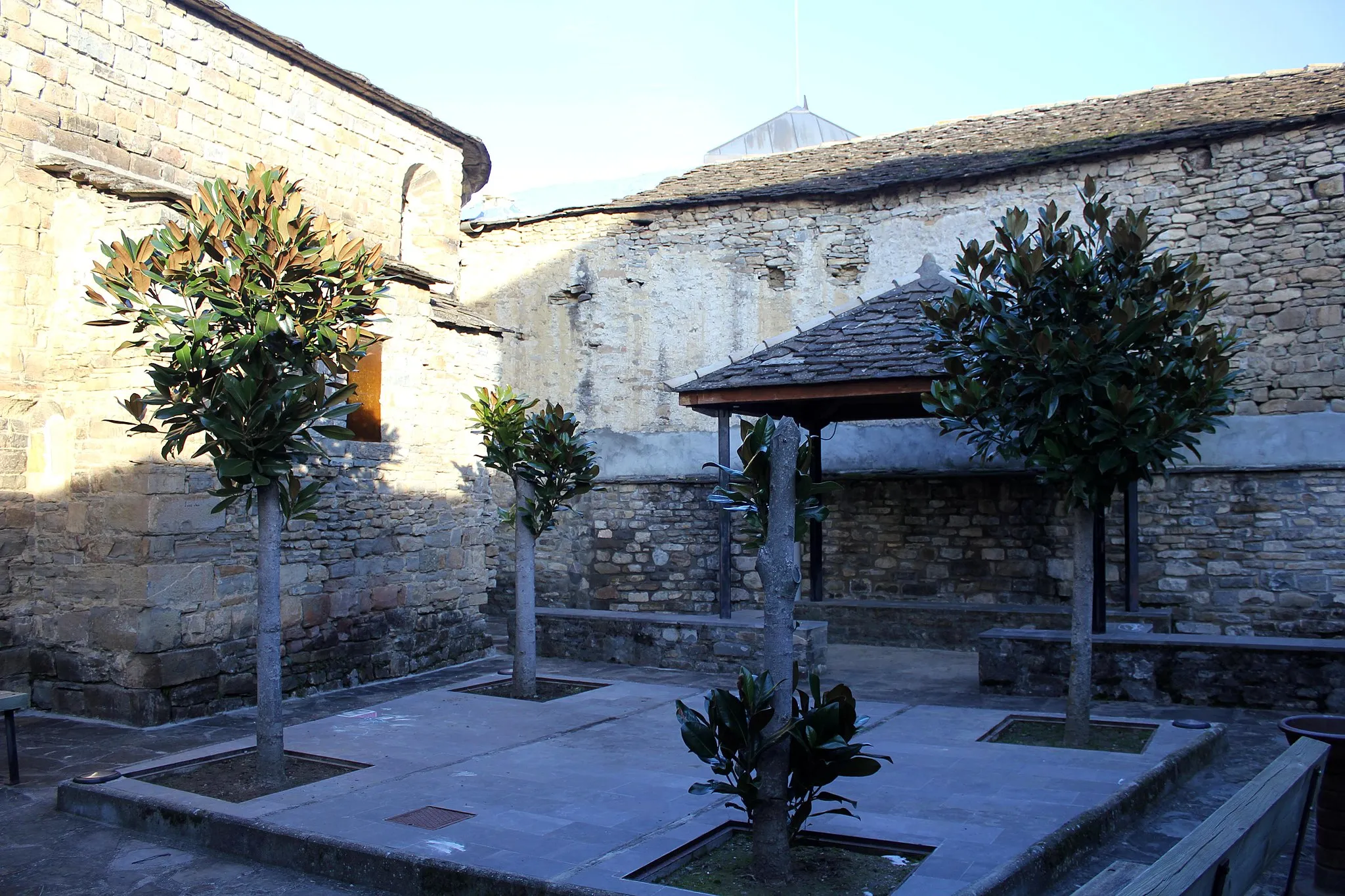 Photo showing: O claustro d'a ilesia de Santa María de L'Asumpción, en Tierrantona (A Fueva). Data d'o sieglo XVI.