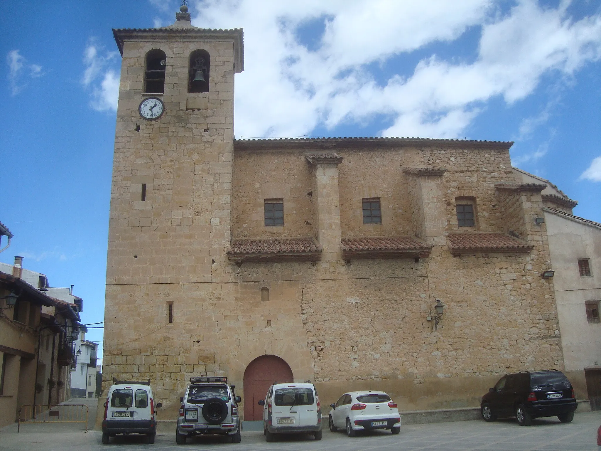 Photo showing: La iglesia parroquial de San Bernardo de Torre de Arcas en la comarca Matarraña (Teruel), es un templo renacentista-barroco que se realizó en varias fases, la mayor parte durante el siglo XVII, mientras que la torre y la portada son del siglo XVI.