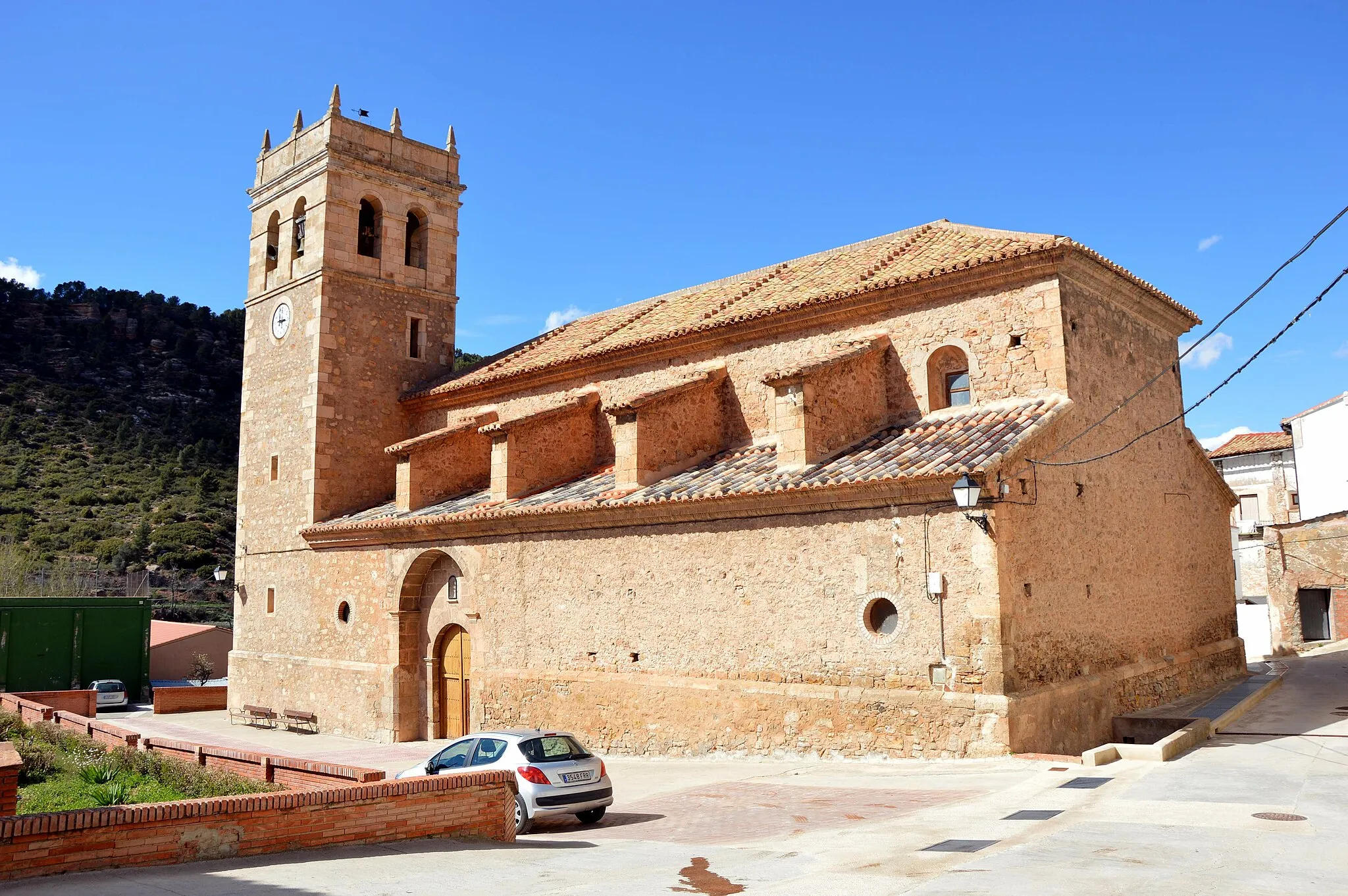 Photo showing: Vista general (suroriental) de la iglesia parroquial del Salvador en Tramacastiel (Teruel), siglo XVIII.