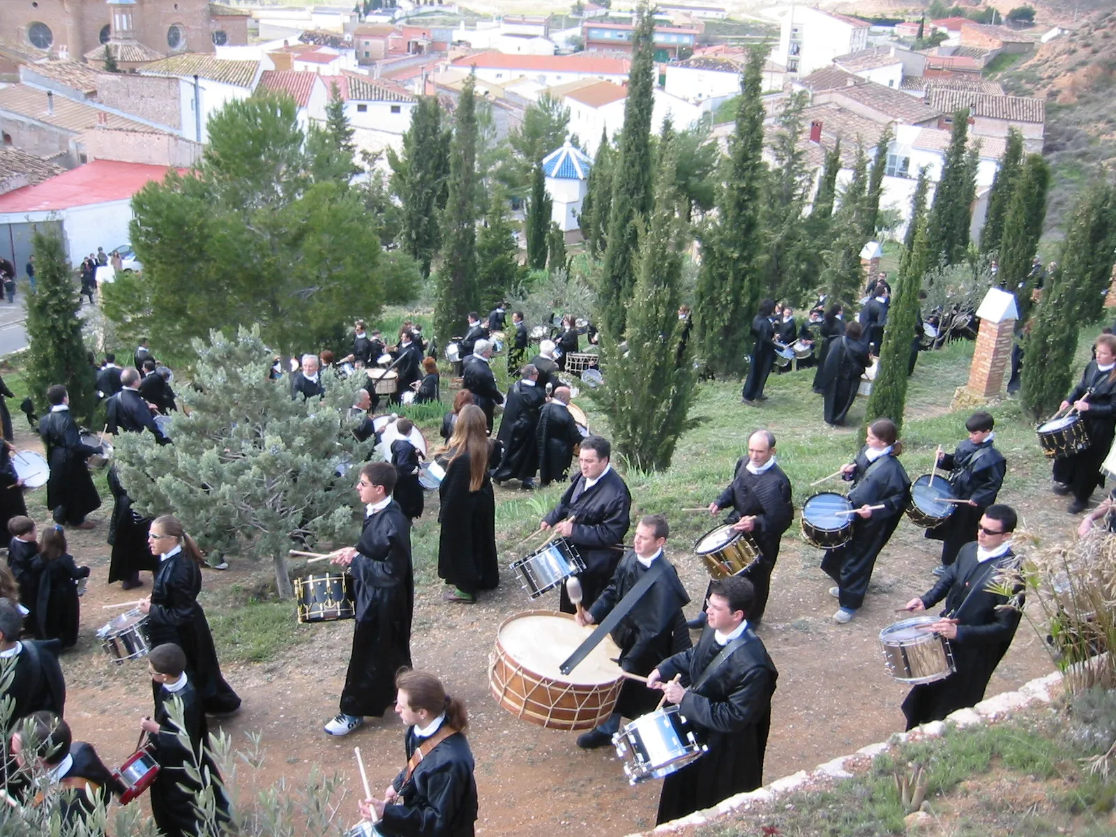 Photo showing: Procesión por el Calvario de Urrea de Gaén(Teruel). Ruta del Tambor y el Bombo del Bajo Aragón.

Autor: Patricia Serrano