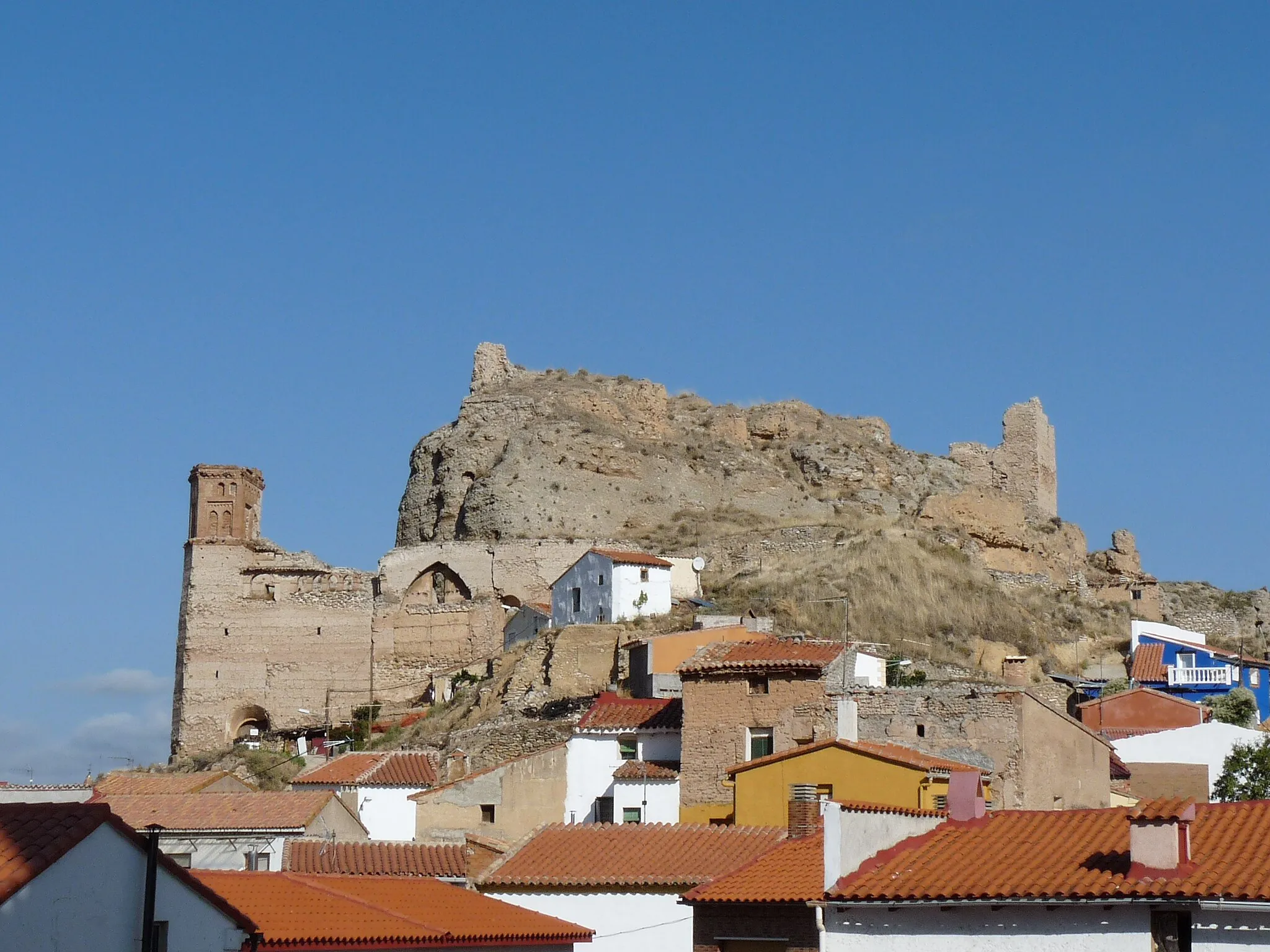 Photo showing: Maluenda - Iglesia de San Miguel (s. XV) en ruinas - Ruinas del castillo al fondo
