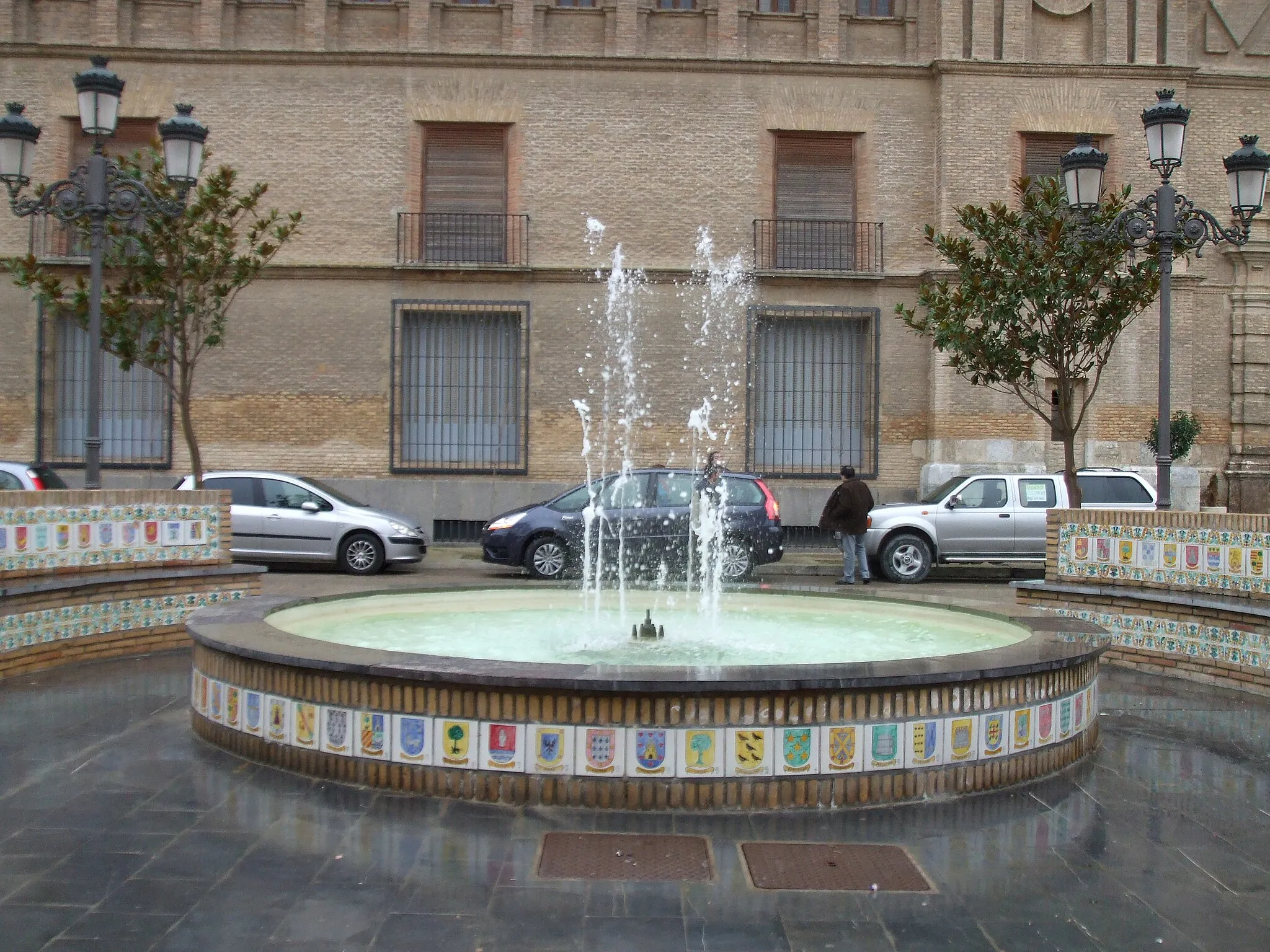 Photo showing: Fuente de la Plaza de España, con los escudos en cerámica de los apellidos de los habitantes. Al fondo Palacio del Marqués de Villafranca de Ebro, Villafranca de Ebro, declarado Bien de Interés Cultural con categoría de Monumento