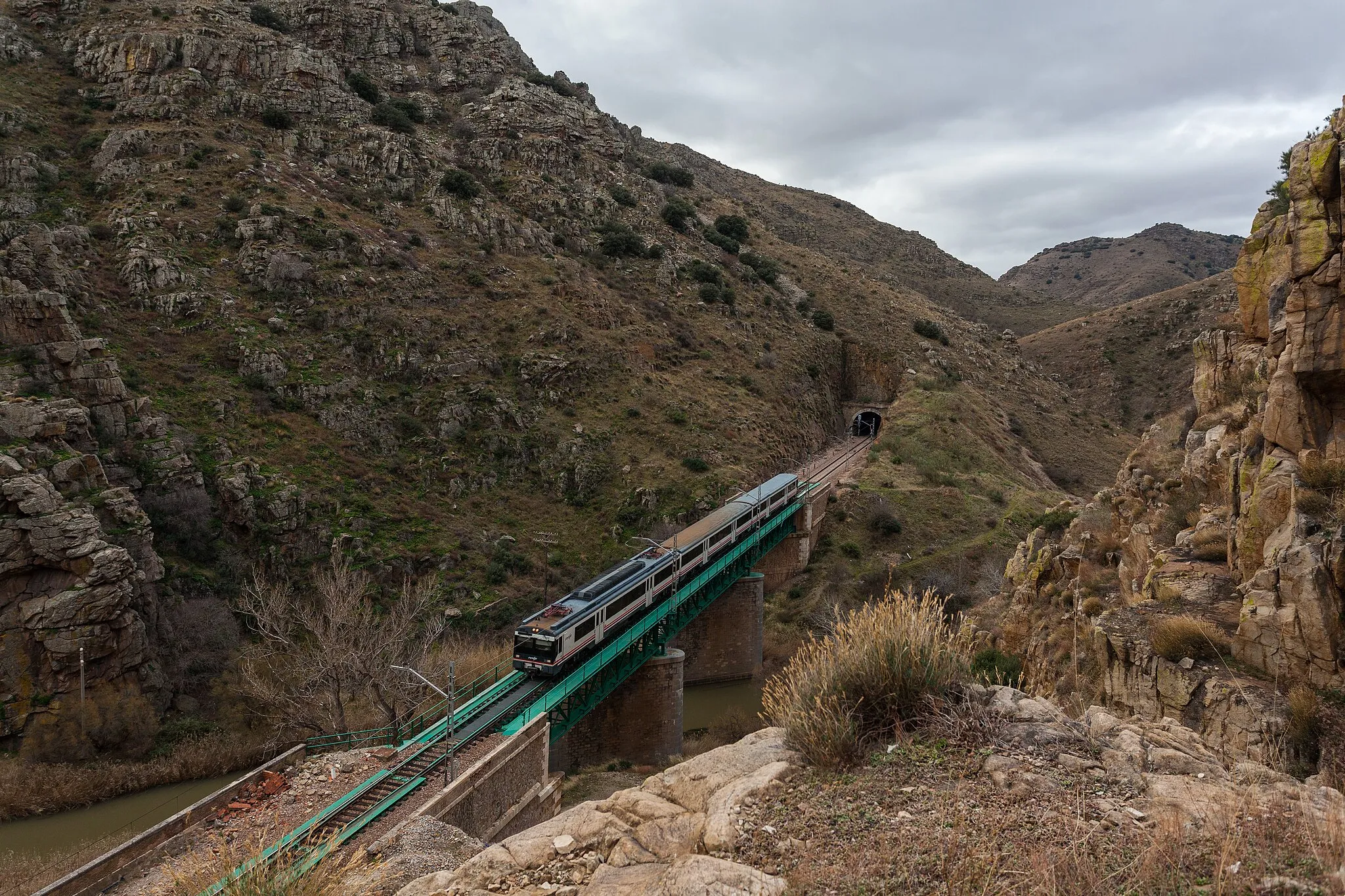 Photo showing: A regional express RENFE 440 series train crossing the Jalón River near Embid de la Ribera, province of Zaragoza, Aragón, Spain