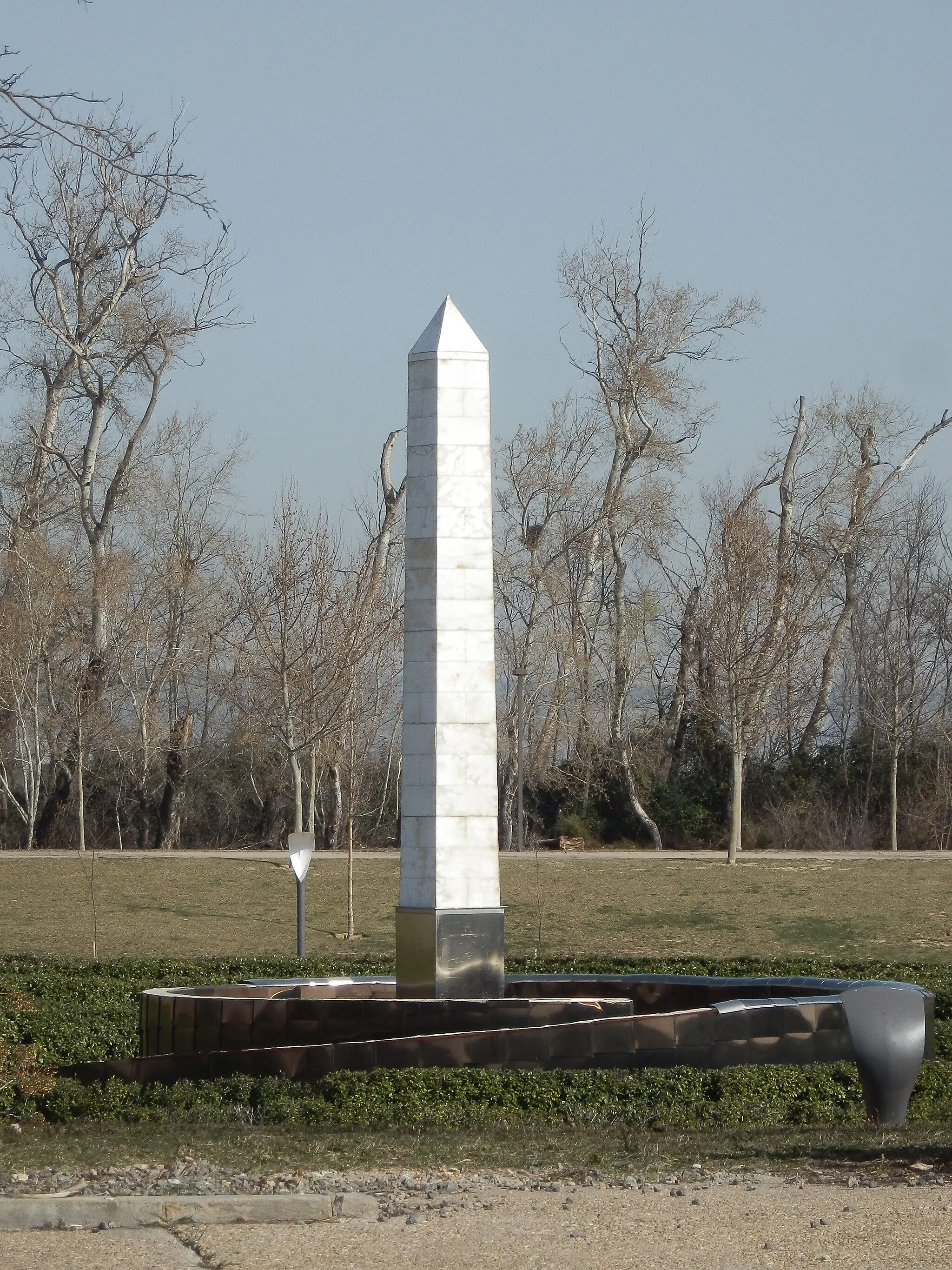 Photo showing: Obelisco en el Parque Lineal de PLAZA en Zaragoza.