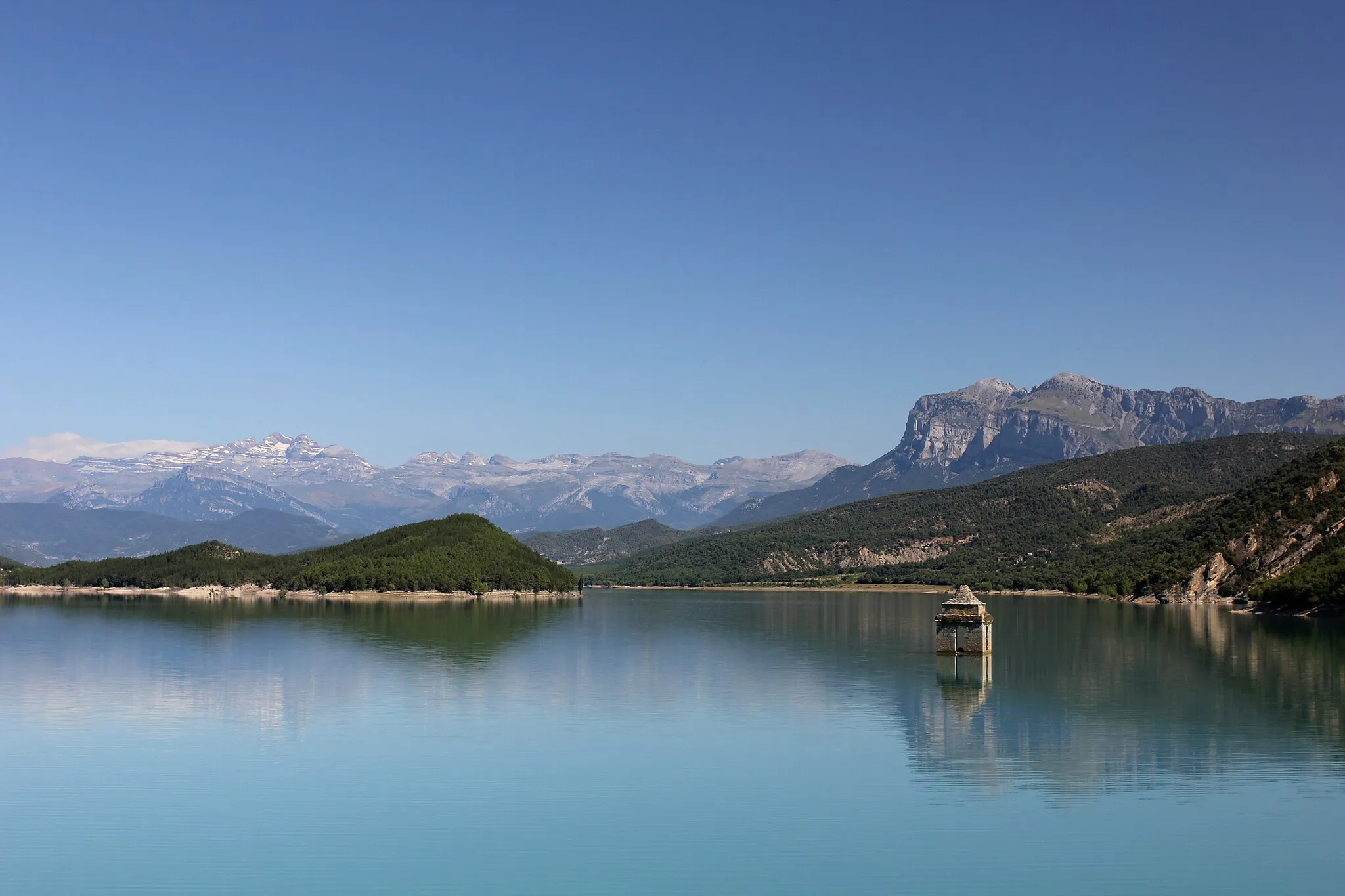 Photo showing: A punteta d'a torre de Mediano per alto de l'embalse quan ye pleno, en o verano de 2010.