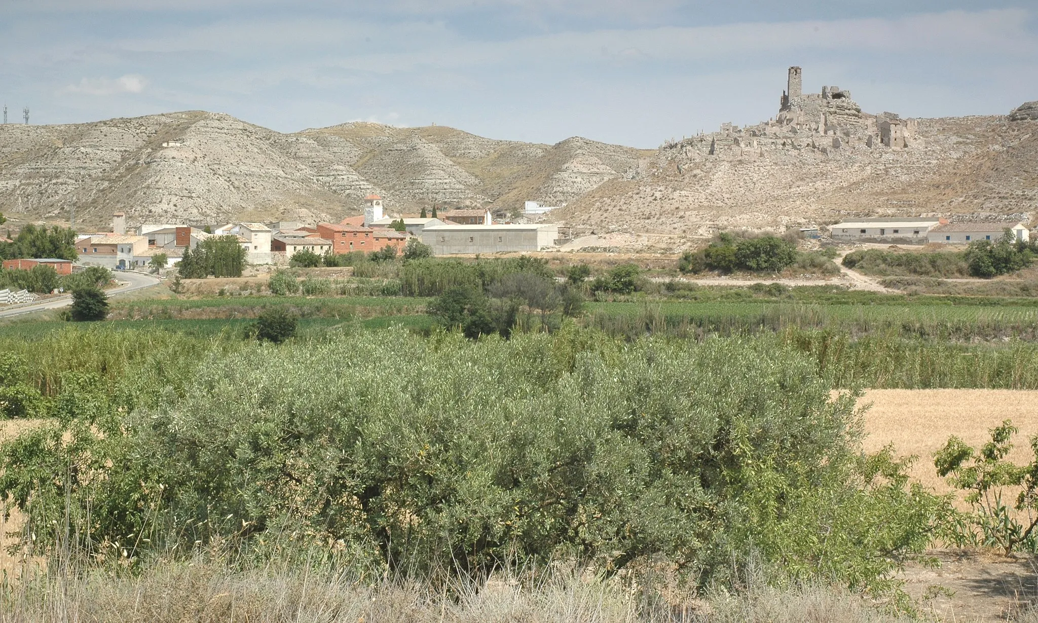 Photo showing: General view of the new and old villages of Rodén, Fuentes del Ebro municipality, province of Zaragoza, Spain